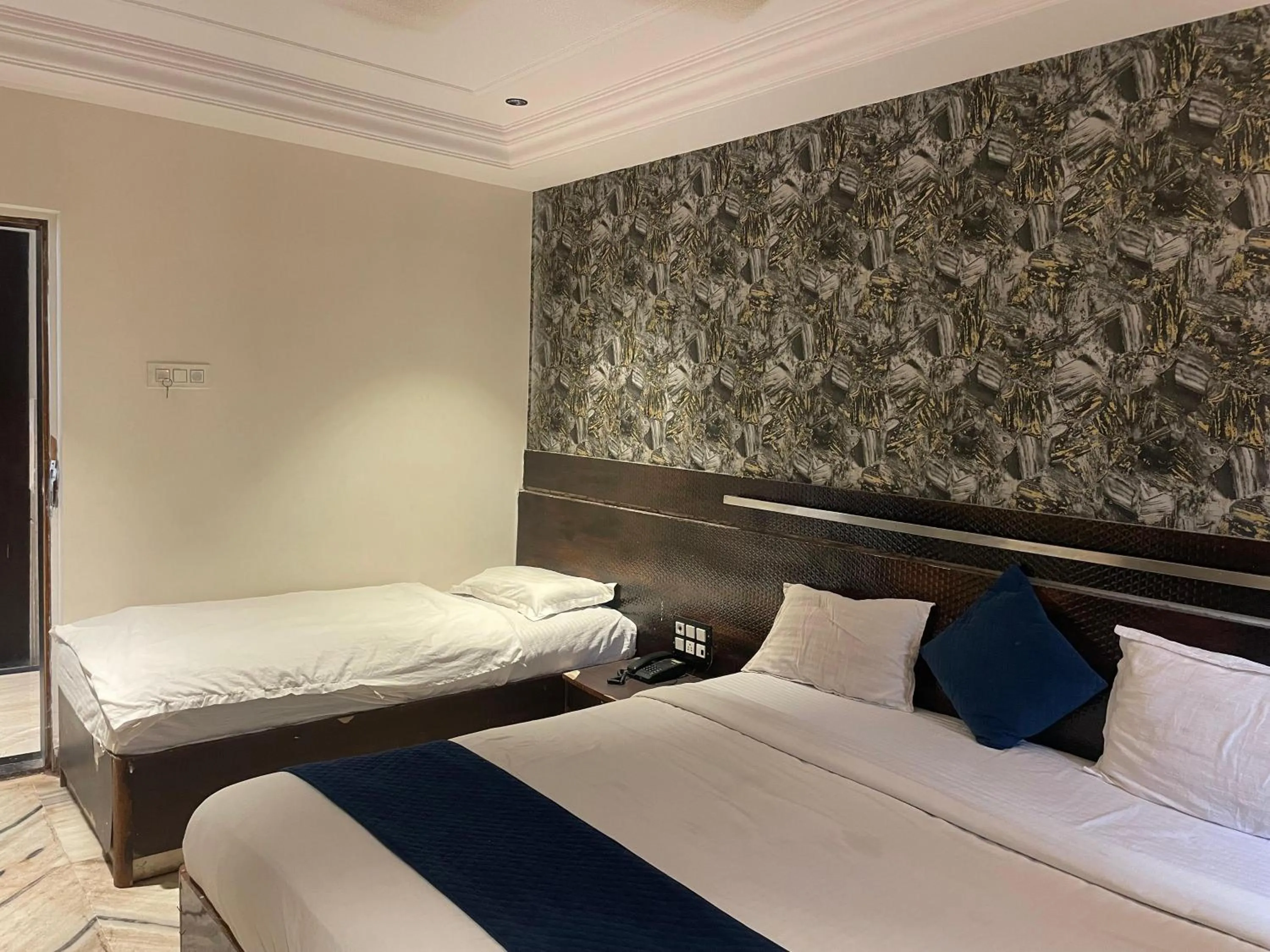 Bed in Hotel Shirdi Park Inn 80 Meters From Sai Samadhi Temple