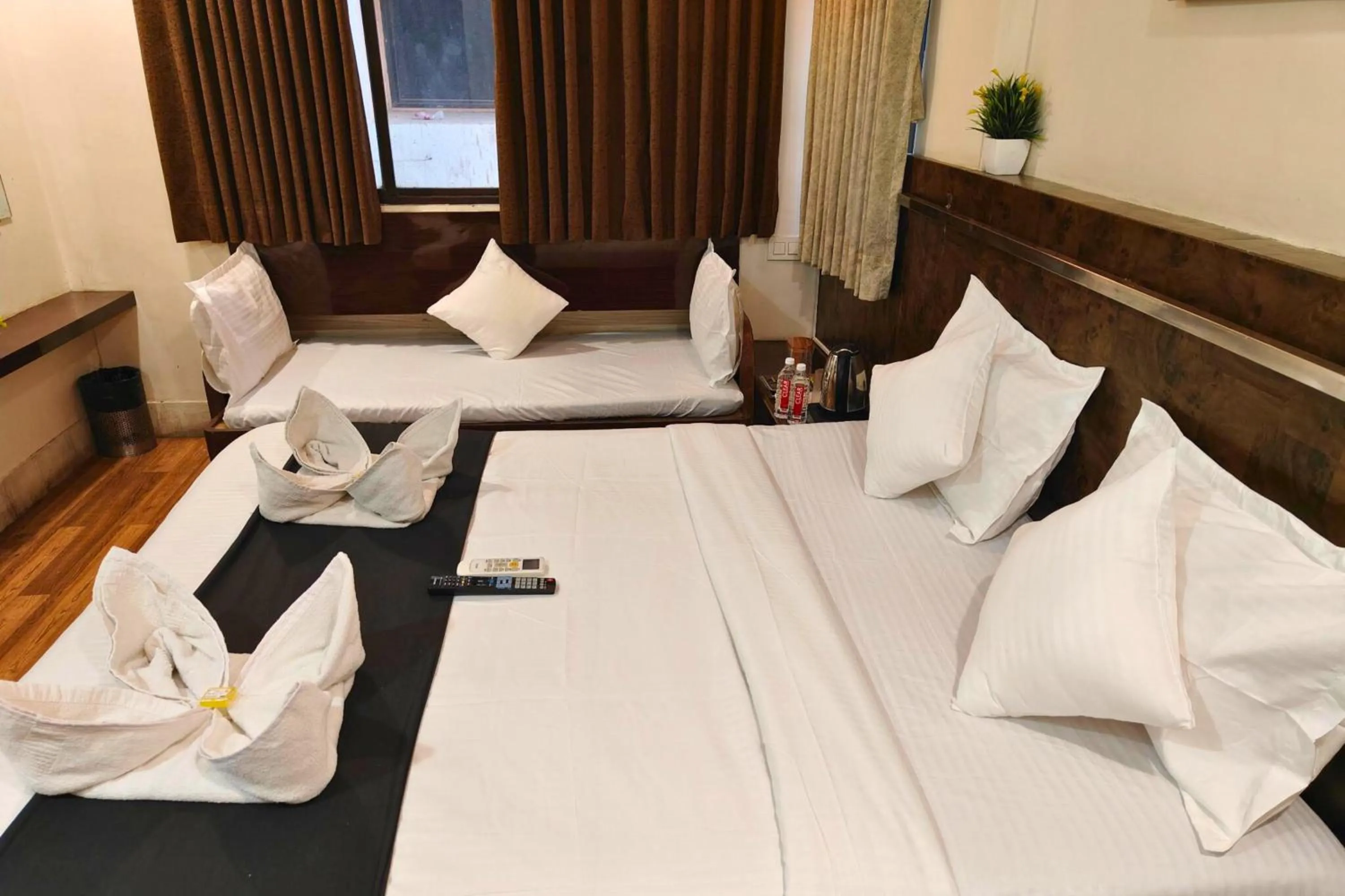Bed in Hotel Shirdi Park Inn 80 Meters From Sai Samadhi Temple