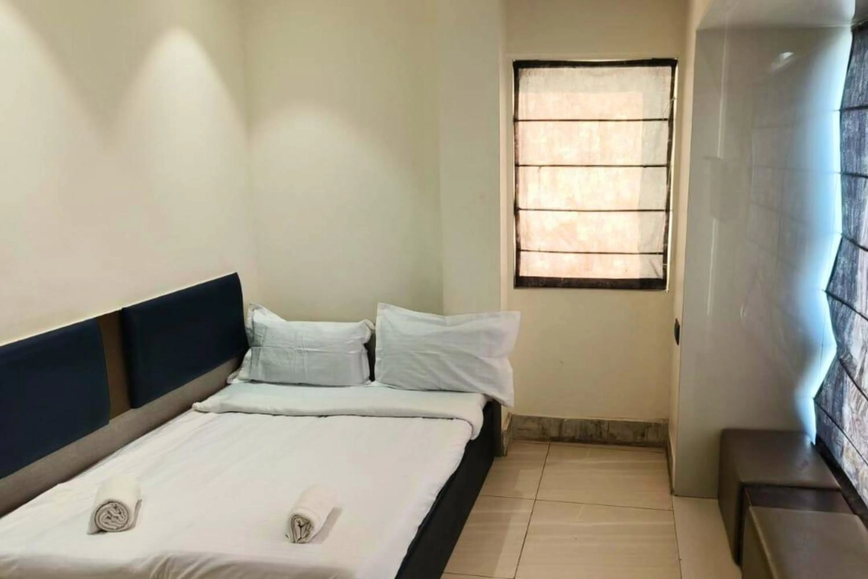 Bed in Hotel Shirdi Park Inn 80 Meters From Sai Samadhi Temple