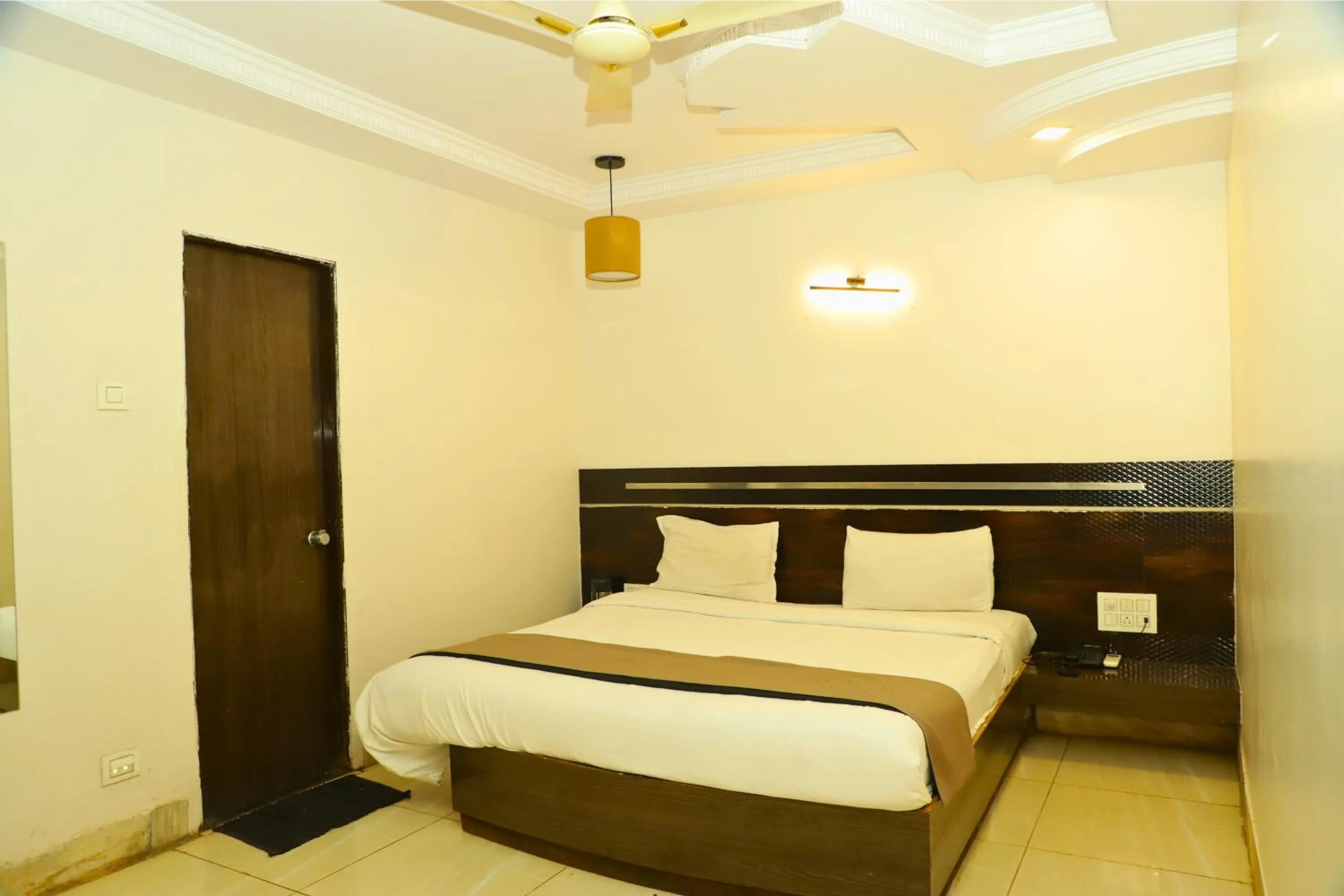 Bed in Hotel Shirdi Park Inn 80 Meters From Sai Samadhi Temple