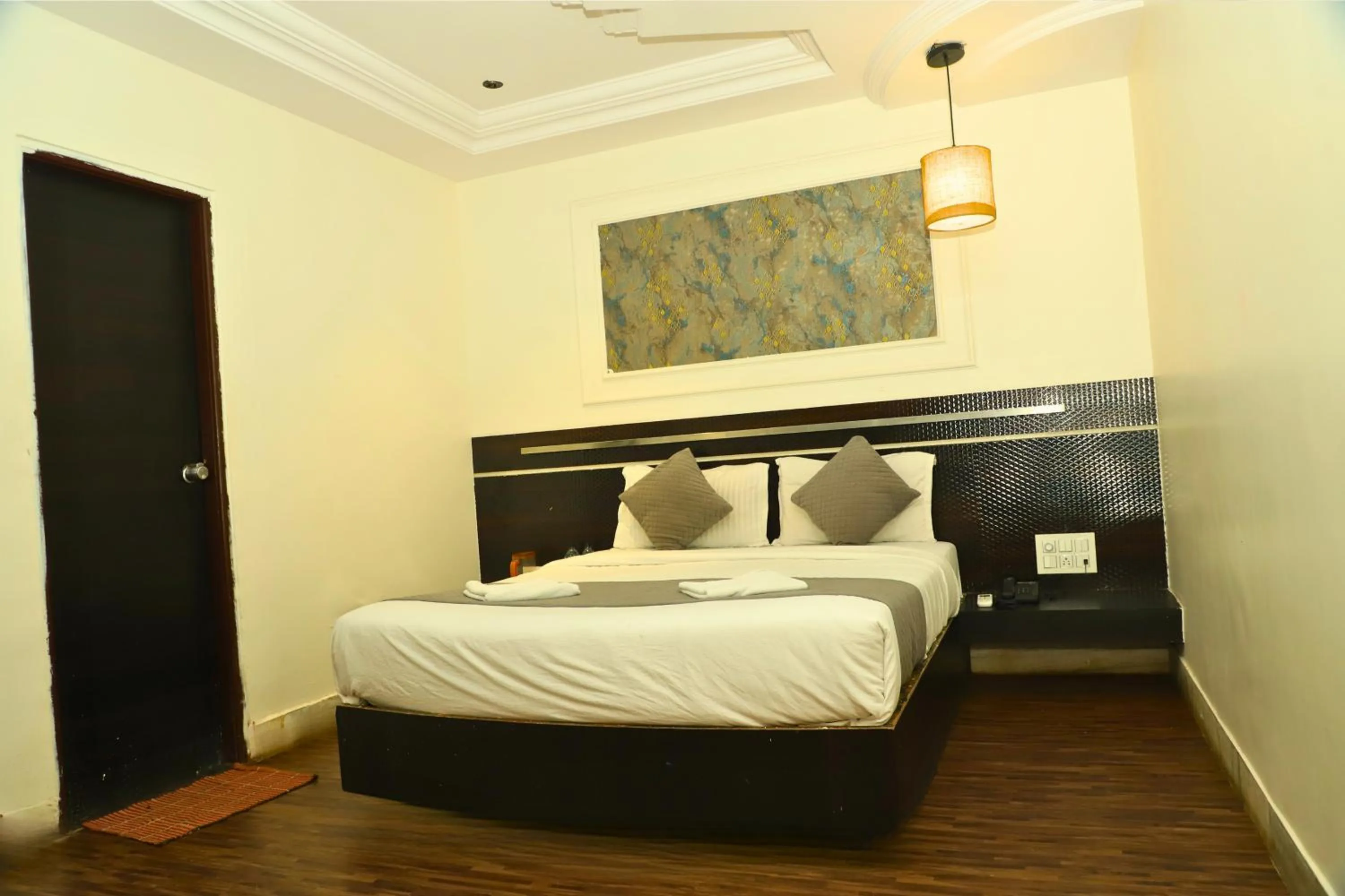 Bed in Hotel Shirdi Park Inn 80 Meters From Sai Samadhi Temple