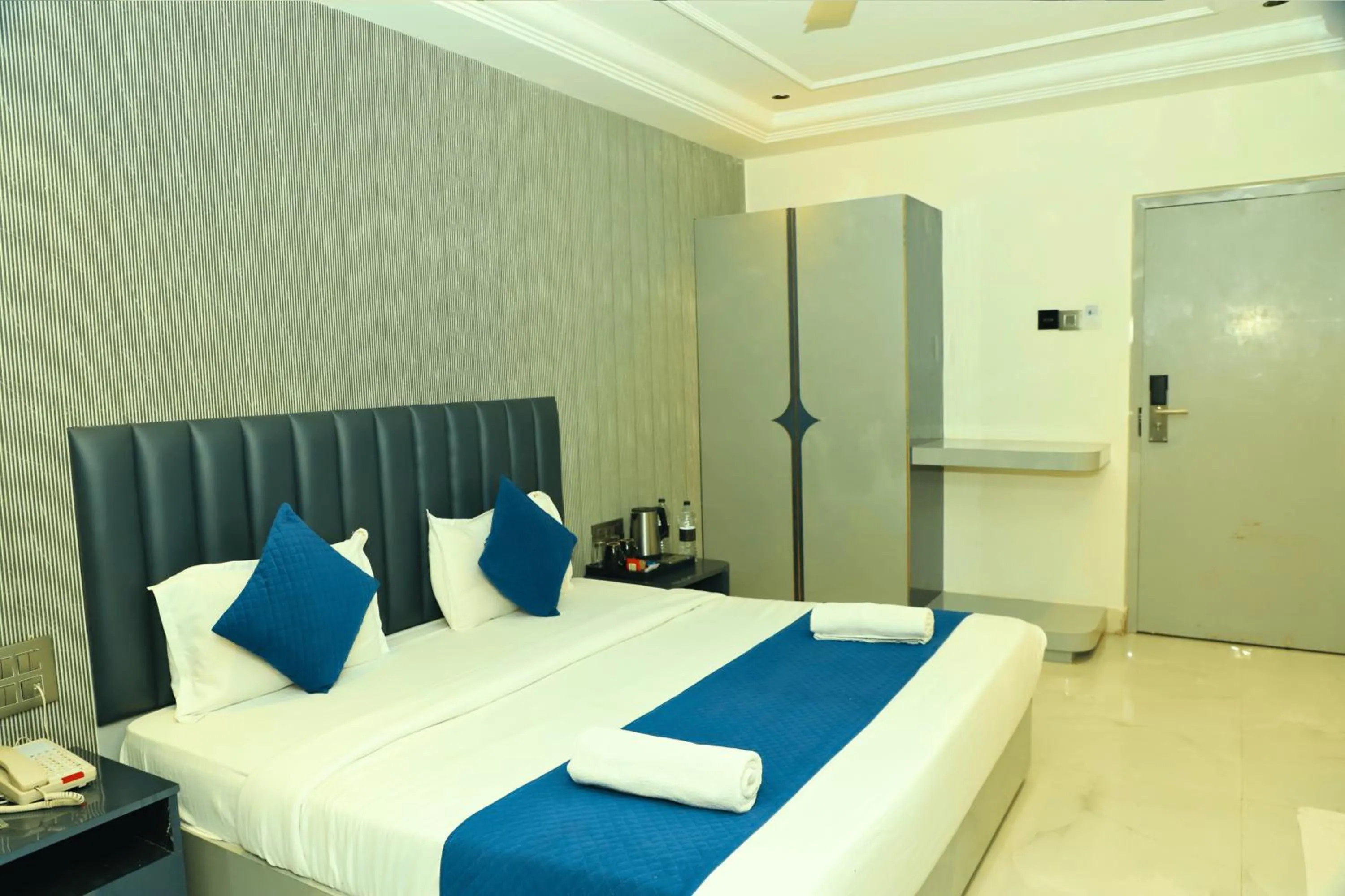 Bed in Hotel Shirdi Park Inn 80 Meters From Sai Samadhi Temple