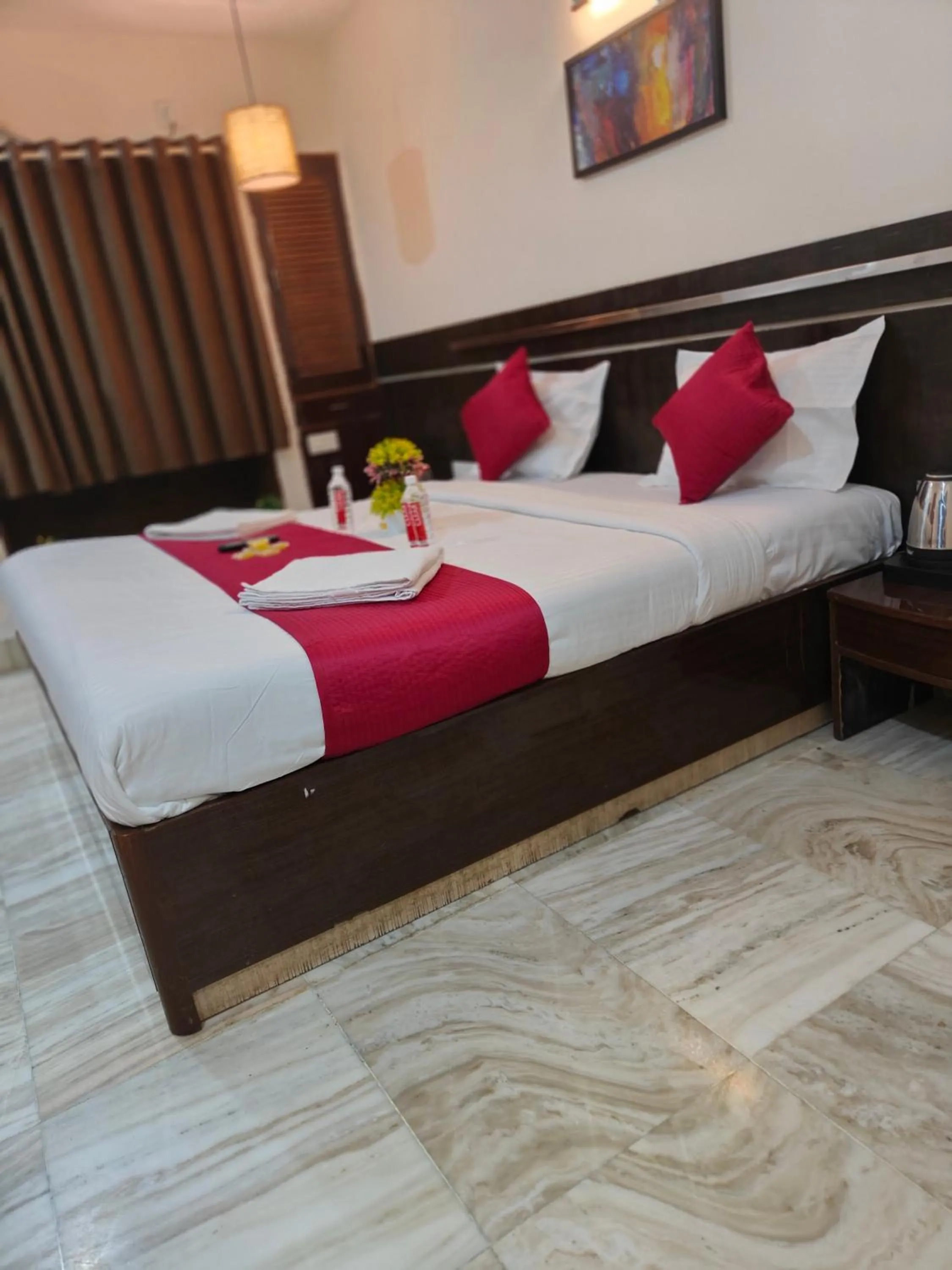 Bed in Hotel Shirdi Park Inn 80 Meters From Sai Samadhi Temple