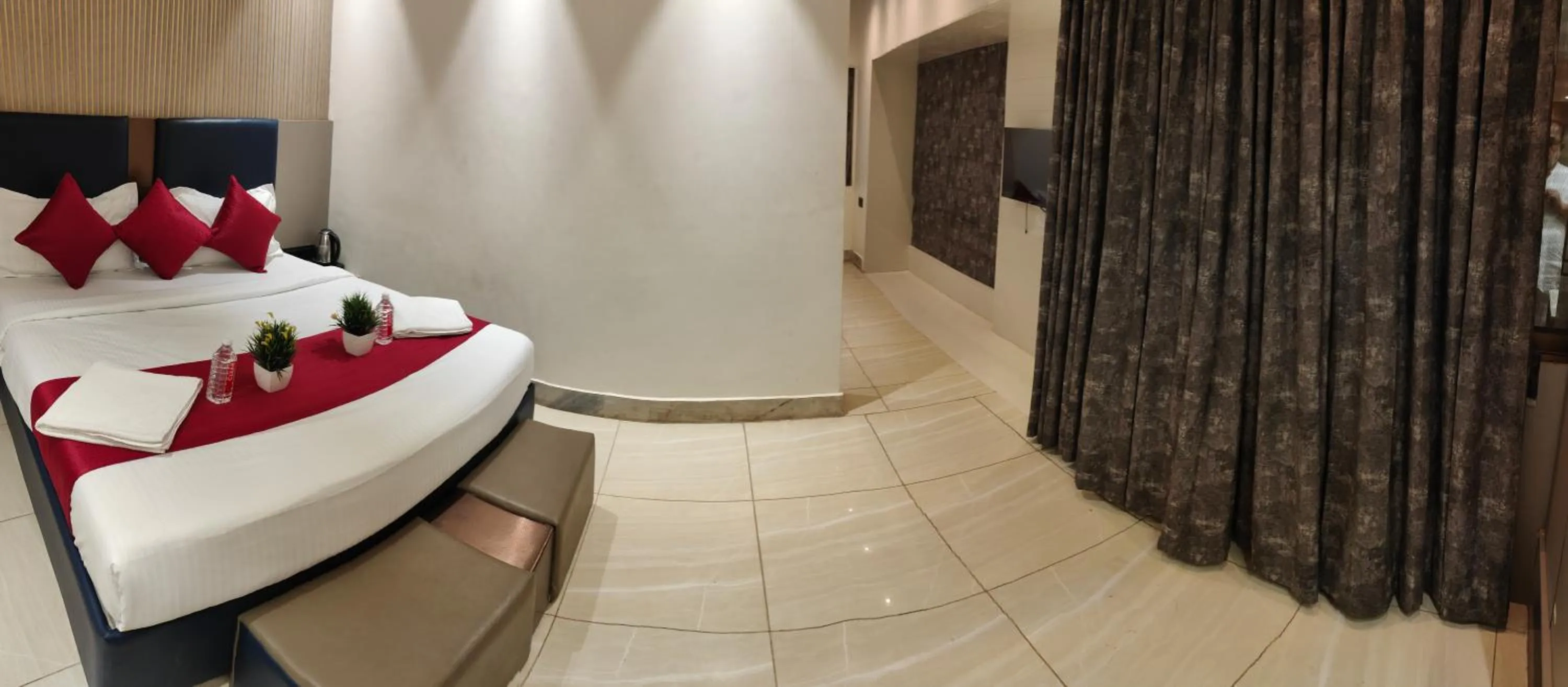 Bed in Hotel Shirdi Park Inn 80 Meters From Sai Samadhi Temple