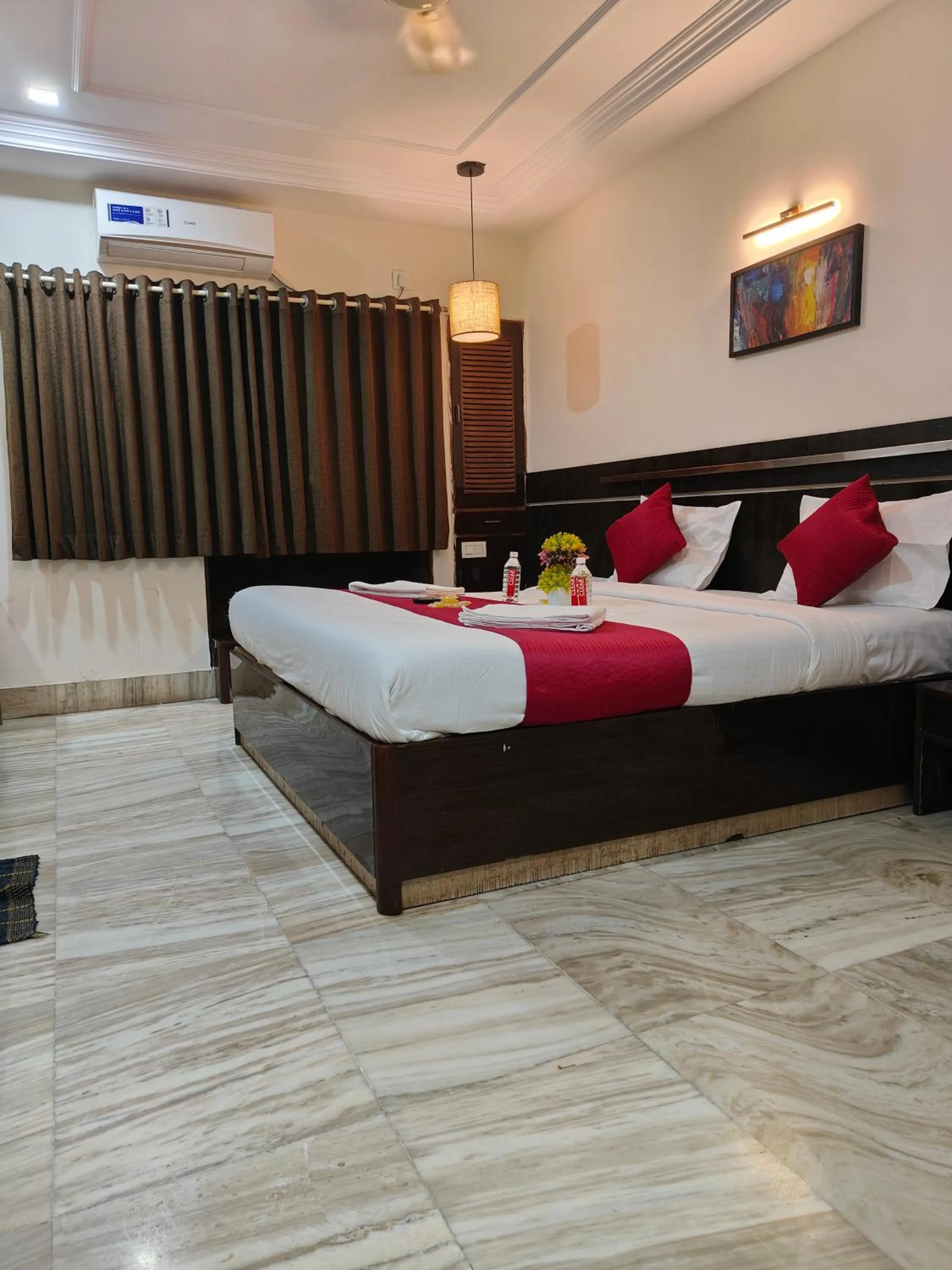 Bed in Hotel Shirdi Park Inn 80 Meters From Sai Samadhi Temple