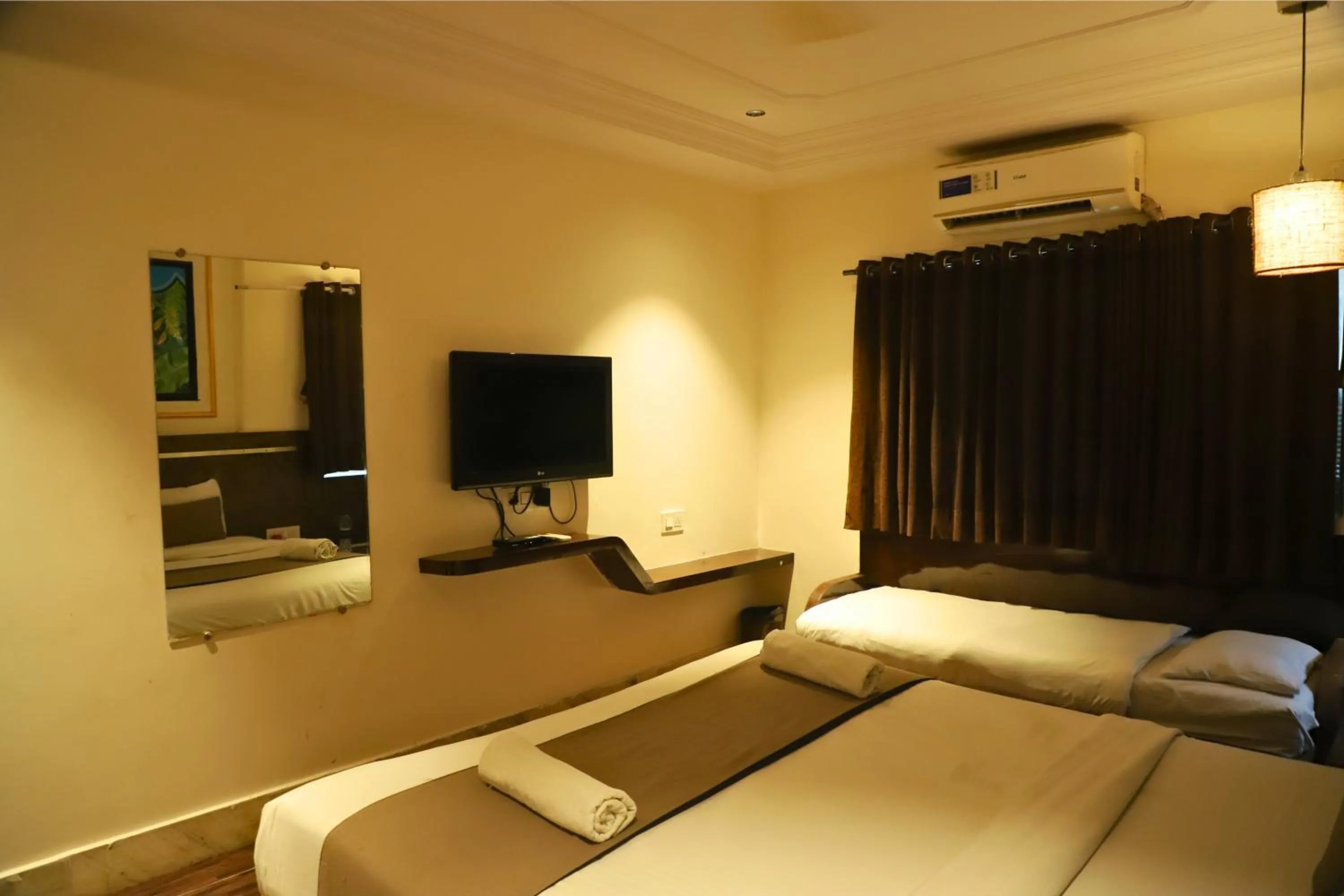 Bed in Hotel Shirdi Park Inn 80 Meters From Sai Samadhi Temple