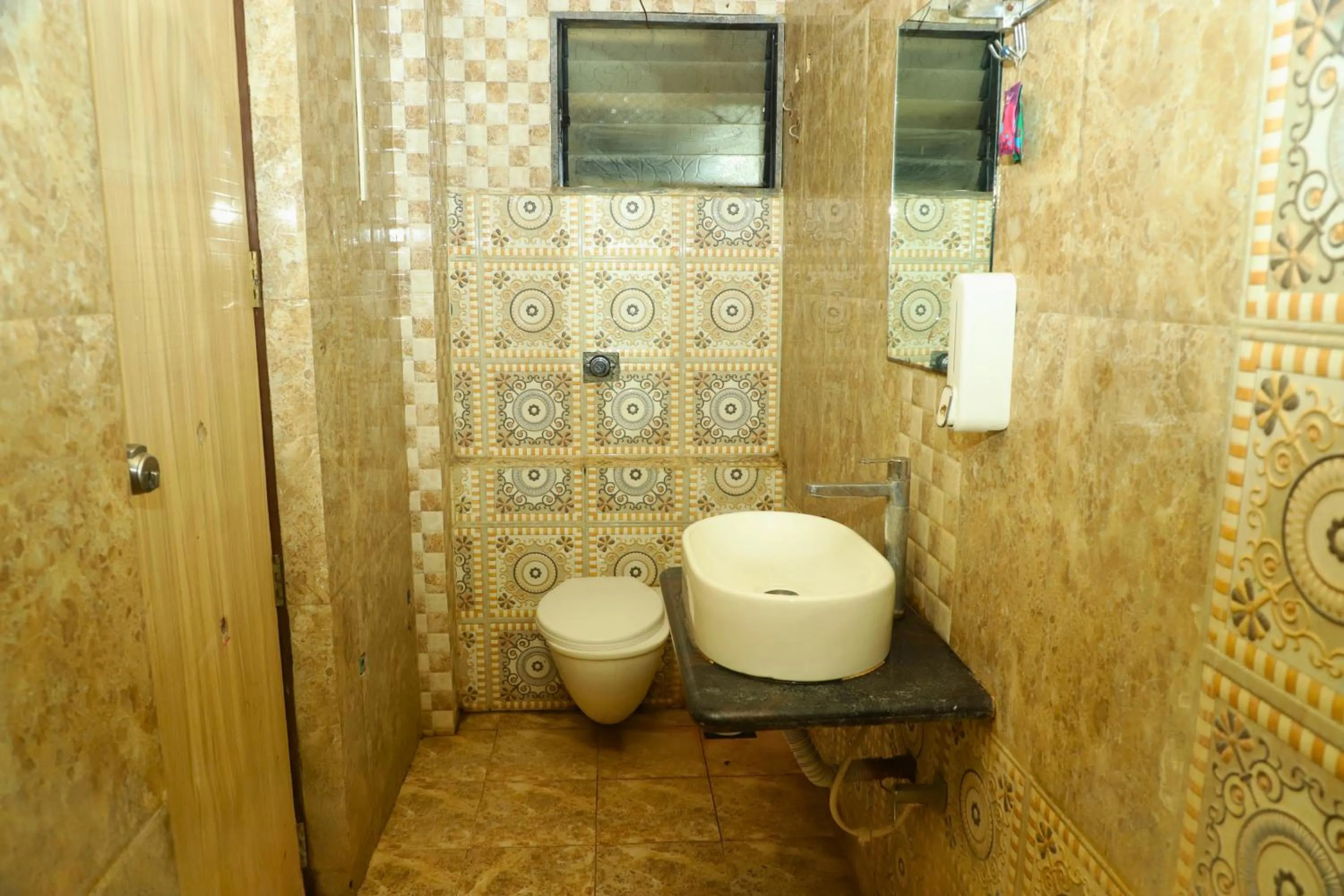 Shower in Hotel Shirdi Park Inn 80 Meters From Sai Samadhi Temple