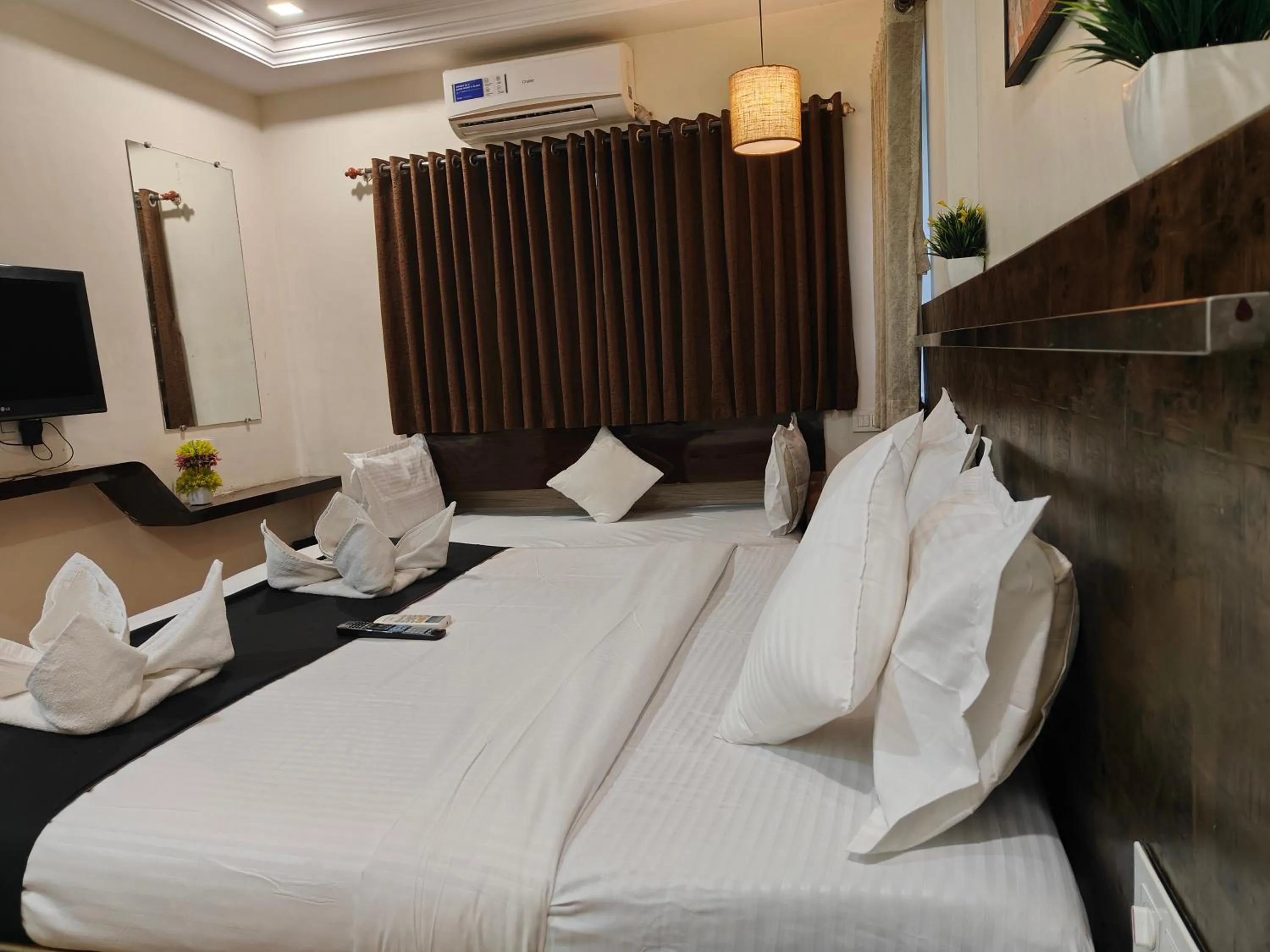 Bed in Hotel Shirdi Park Inn 80 Meters From Sai Samadhi Temple