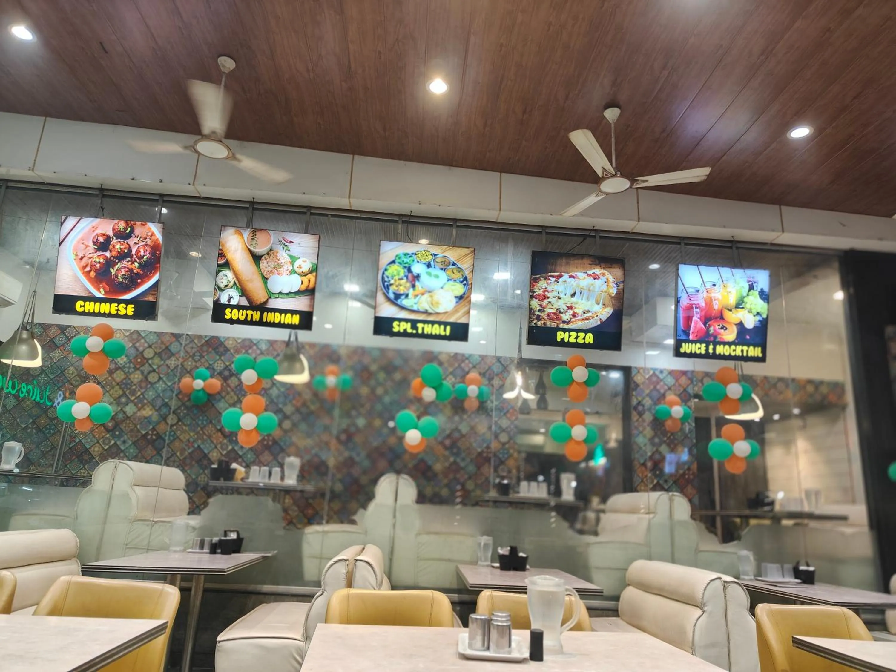 Restaurant/places to eat in Hotel Shirdi Park Inn 80 Meters From Sai Samadhi Temple