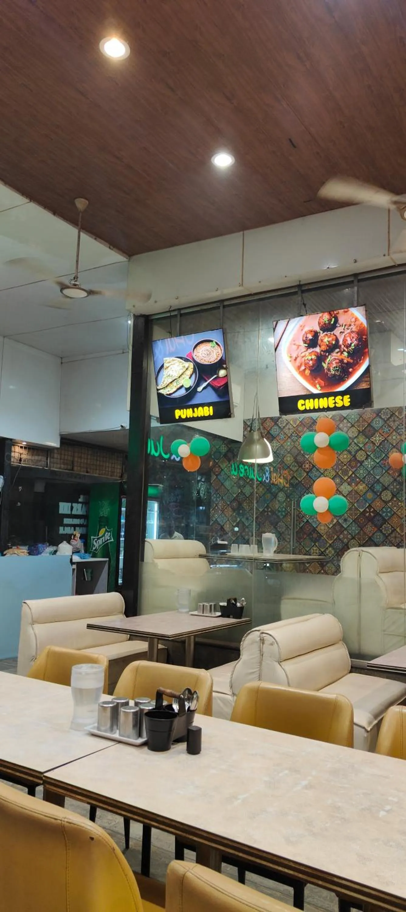 Restaurant/places to eat in Hotel Shirdi Park Inn 80 Meters From Sai Samadhi Temple