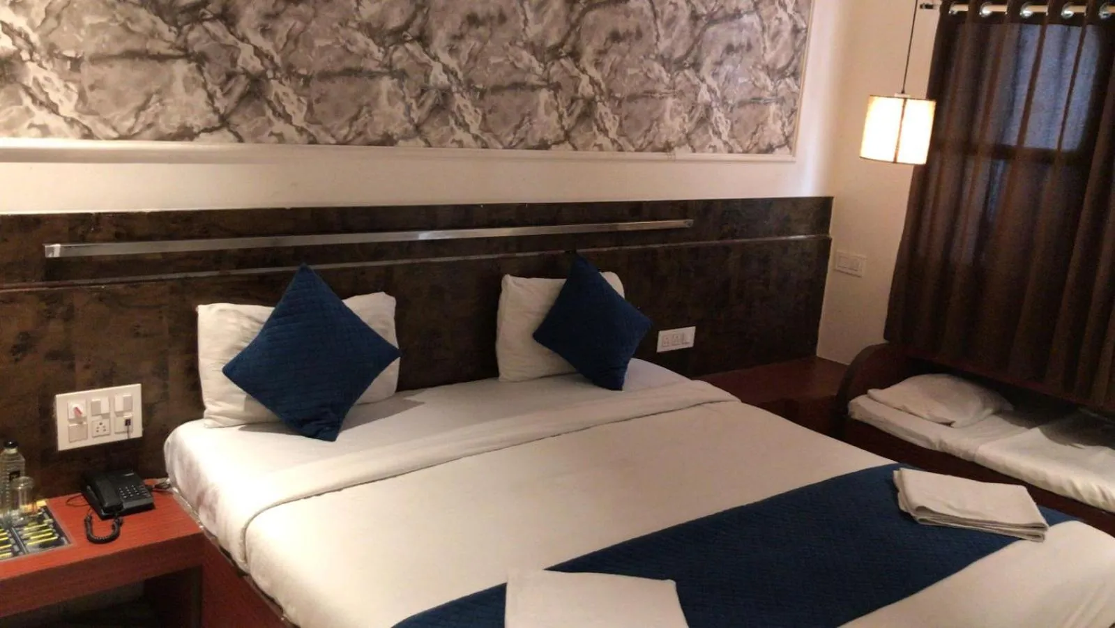 Bed in Hotel Shirdi Park Inn 80 Meters From Sai Samadhi Temple