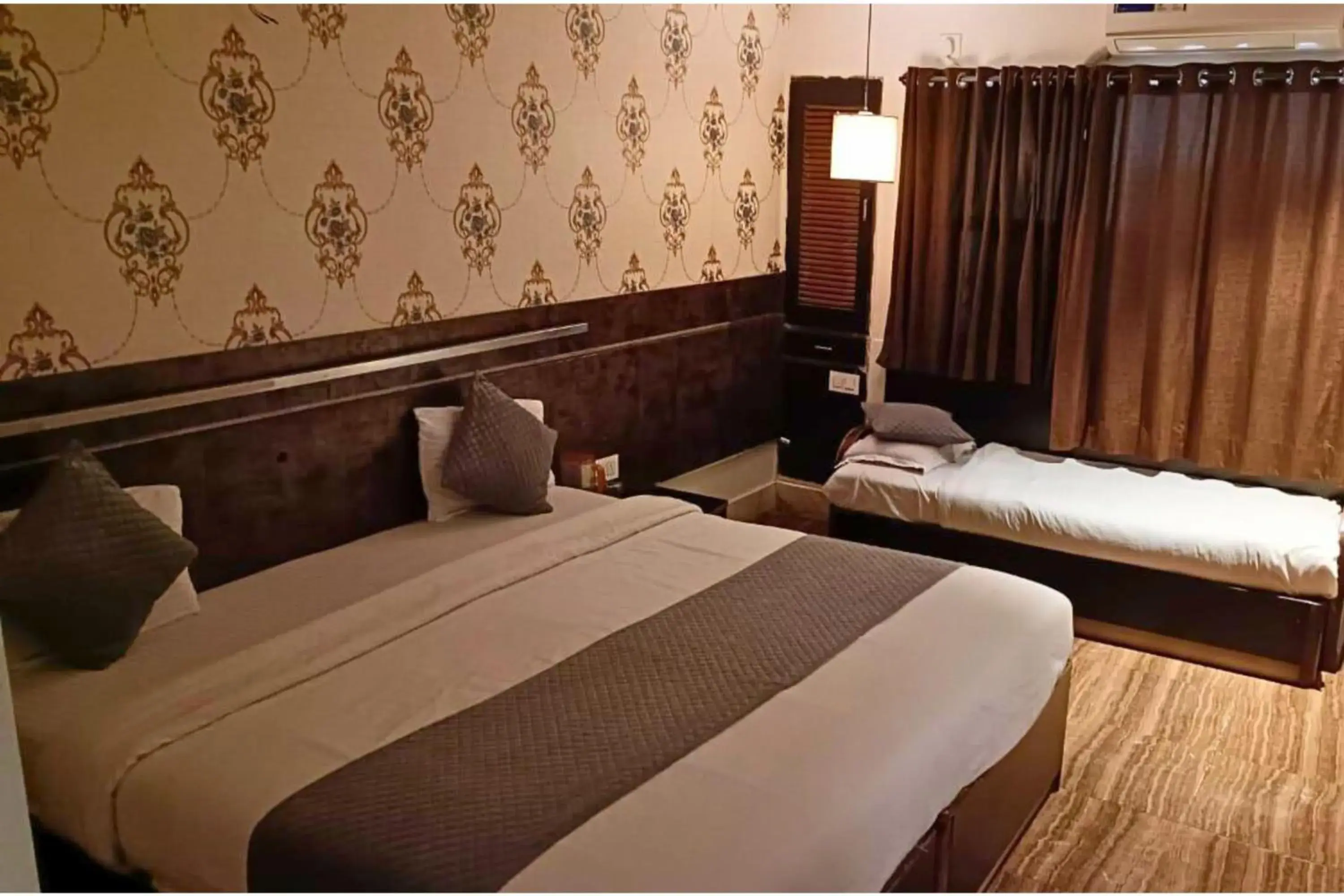 Deluxe Triple Room in Hotel Shirdi Park Inn 80 Meters From Sai Samadhi Temple Deluxe Triple Room in Hotel Shirdi Park Inn 80 Meters From Sai Samadhi Temple