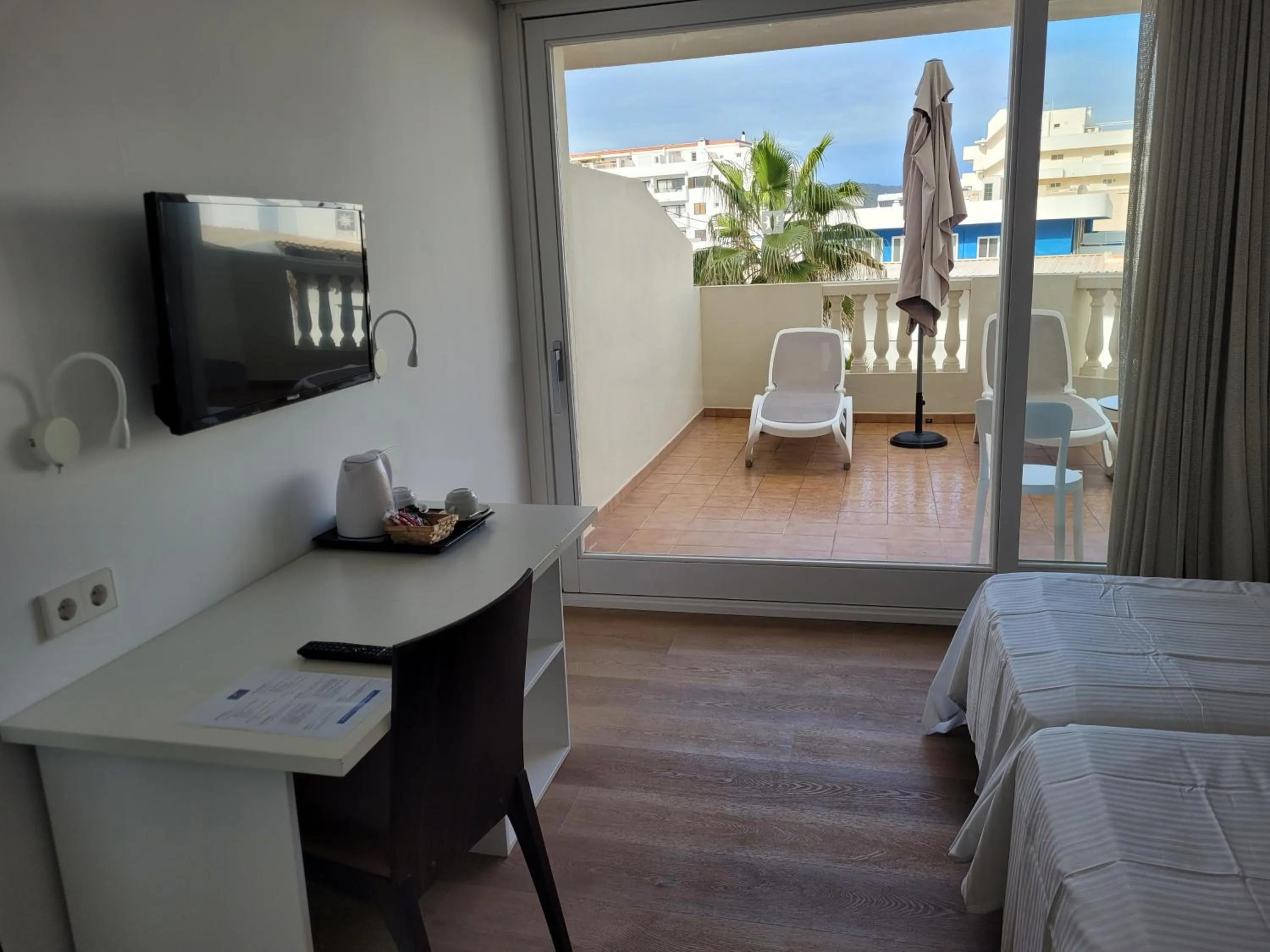Bed, TV/Entertainment Center in Paraiso Beach by Hoteles Centric -Adult Only