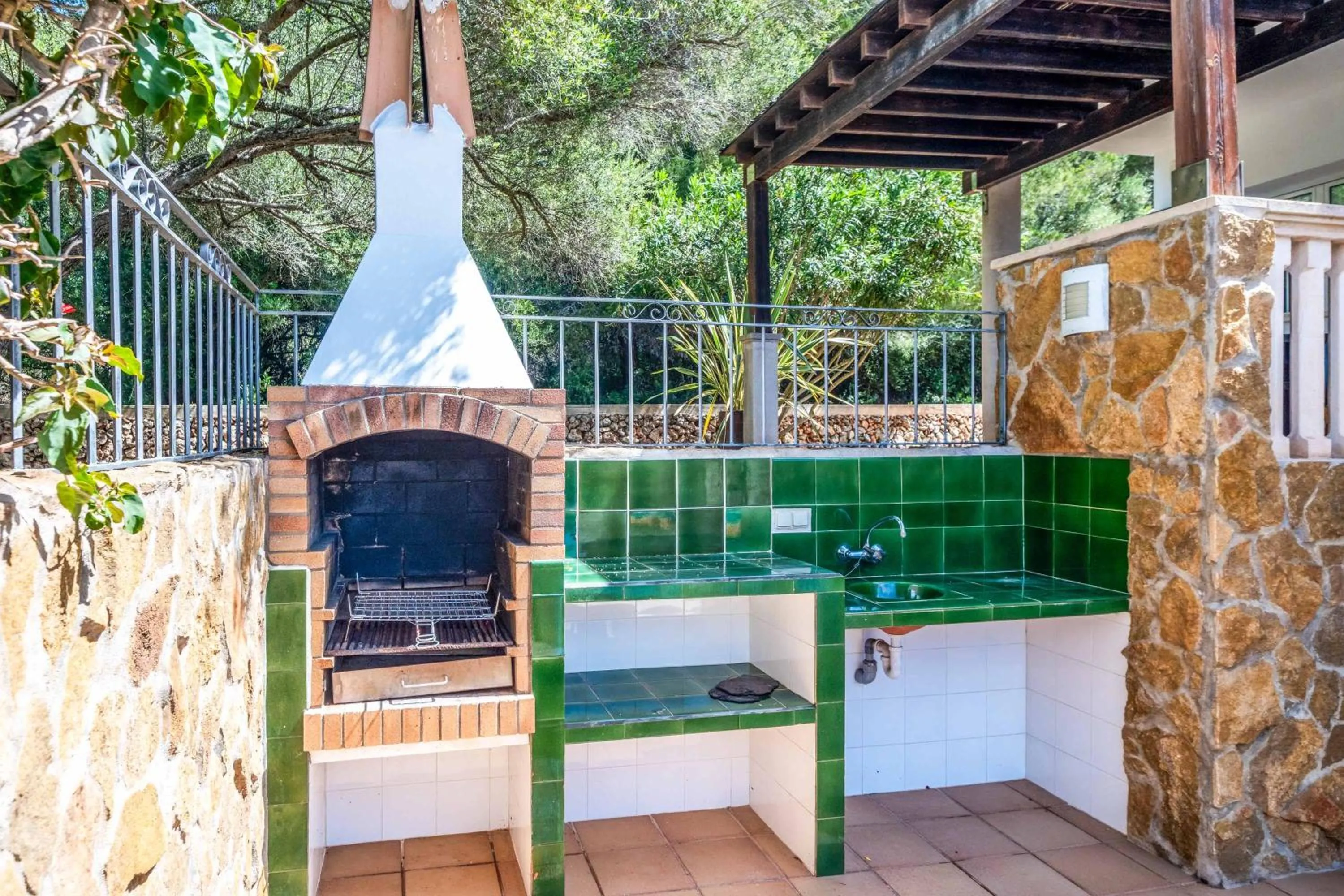 BBQ facilities in Villa Alaris