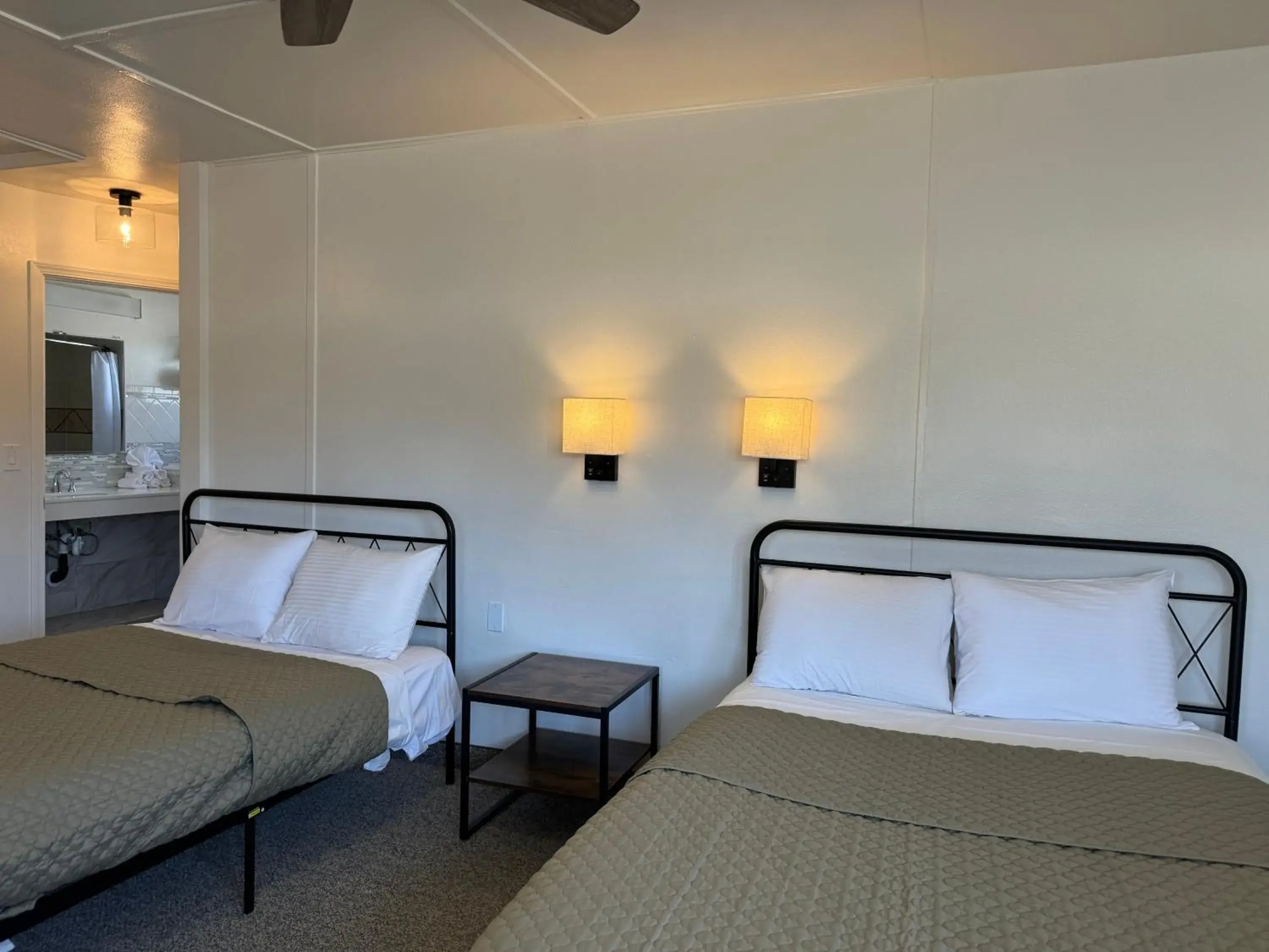 One-Bedroom Suite in Eastern Sierra Motor Lodge One-Bedroom Suite in Eastern Sierra Motor Lodge