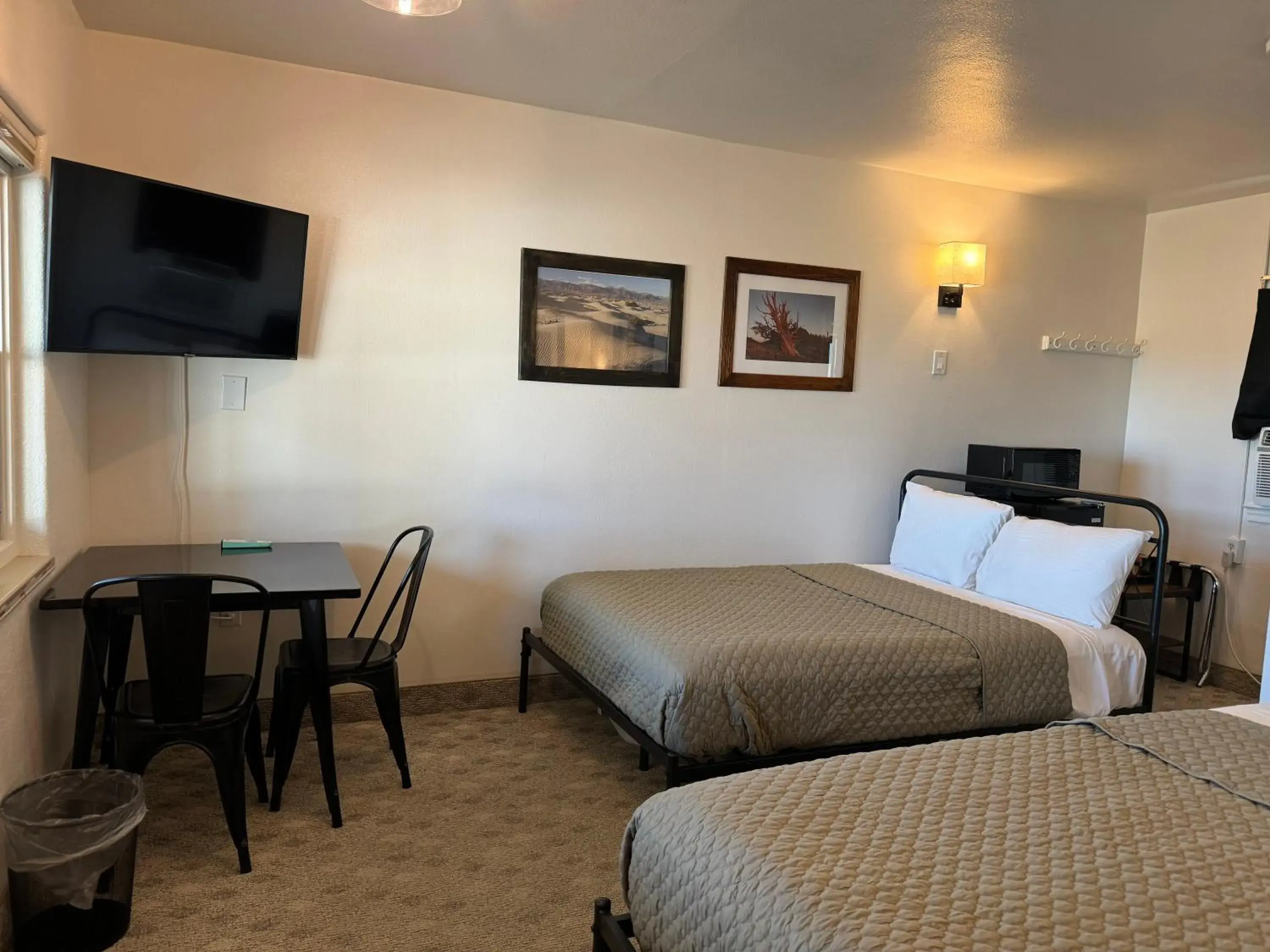 Double Room with Extra Bed in Eastern Sierra Motor Lodge Double Room with Extra Bed in Eastern Sierra Motor Lodge