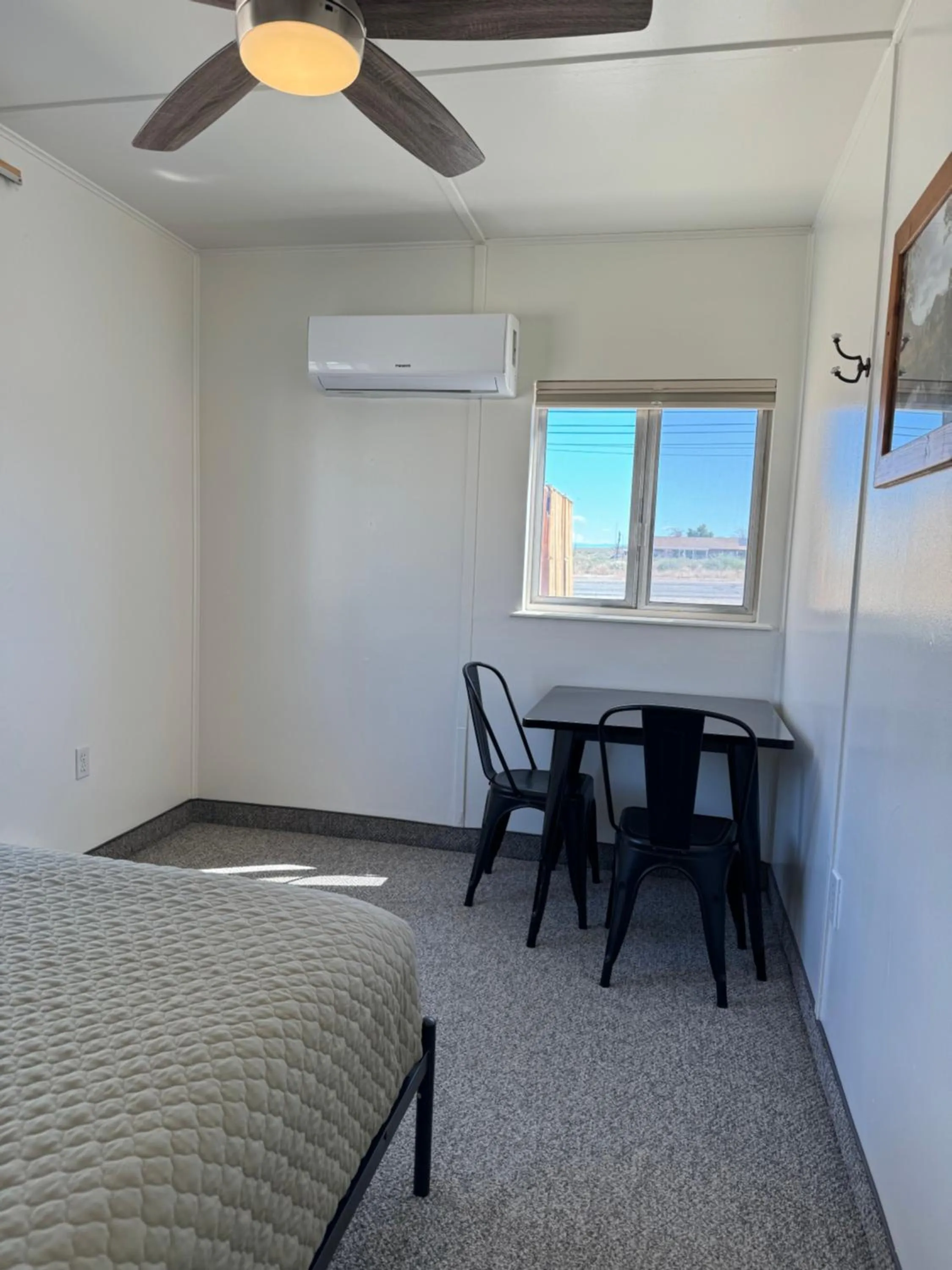 Bedroom, Bed in Eastern Sierra Motor Lodge