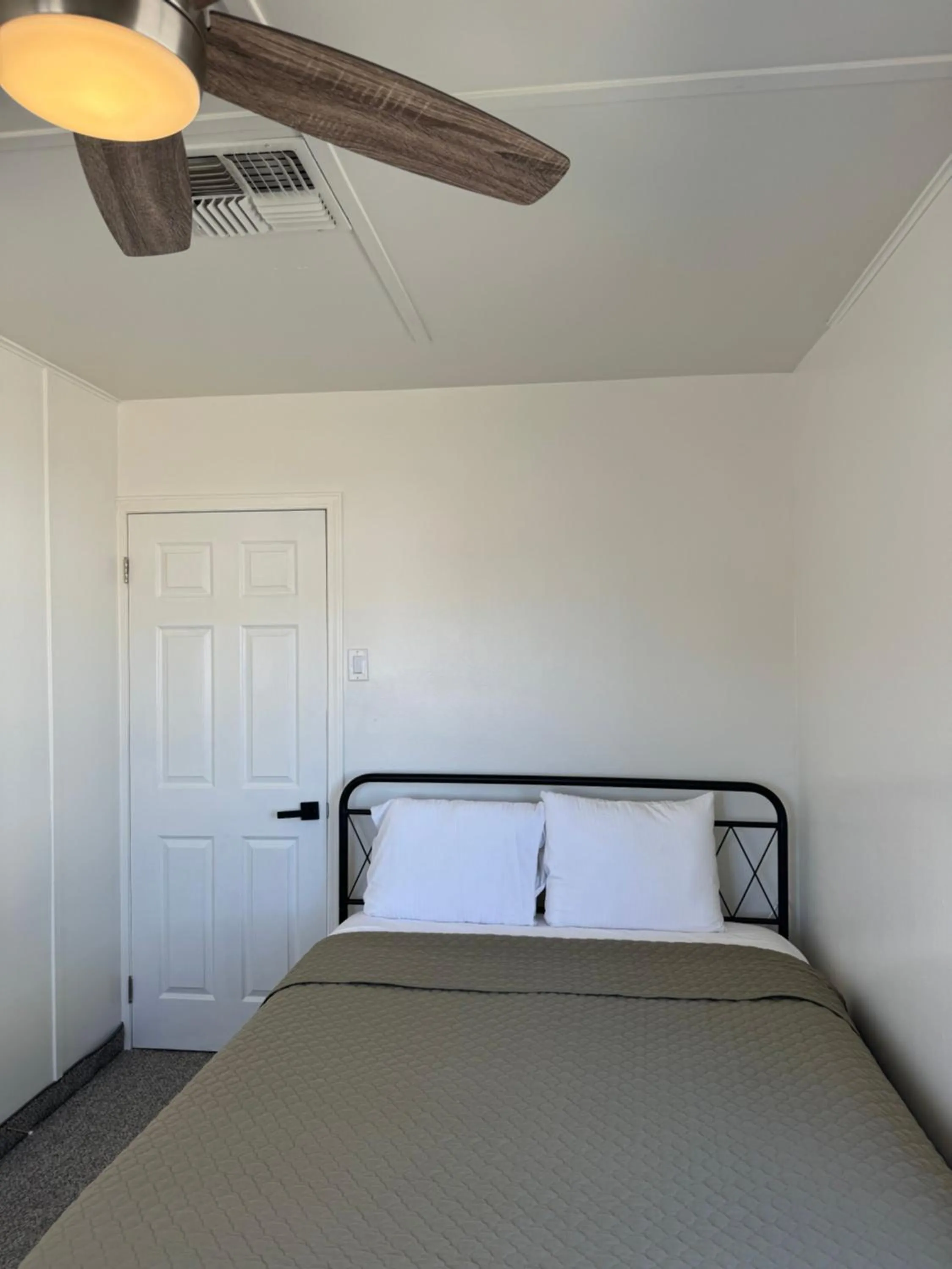 Bed in Eastern Sierra Motor Lodge