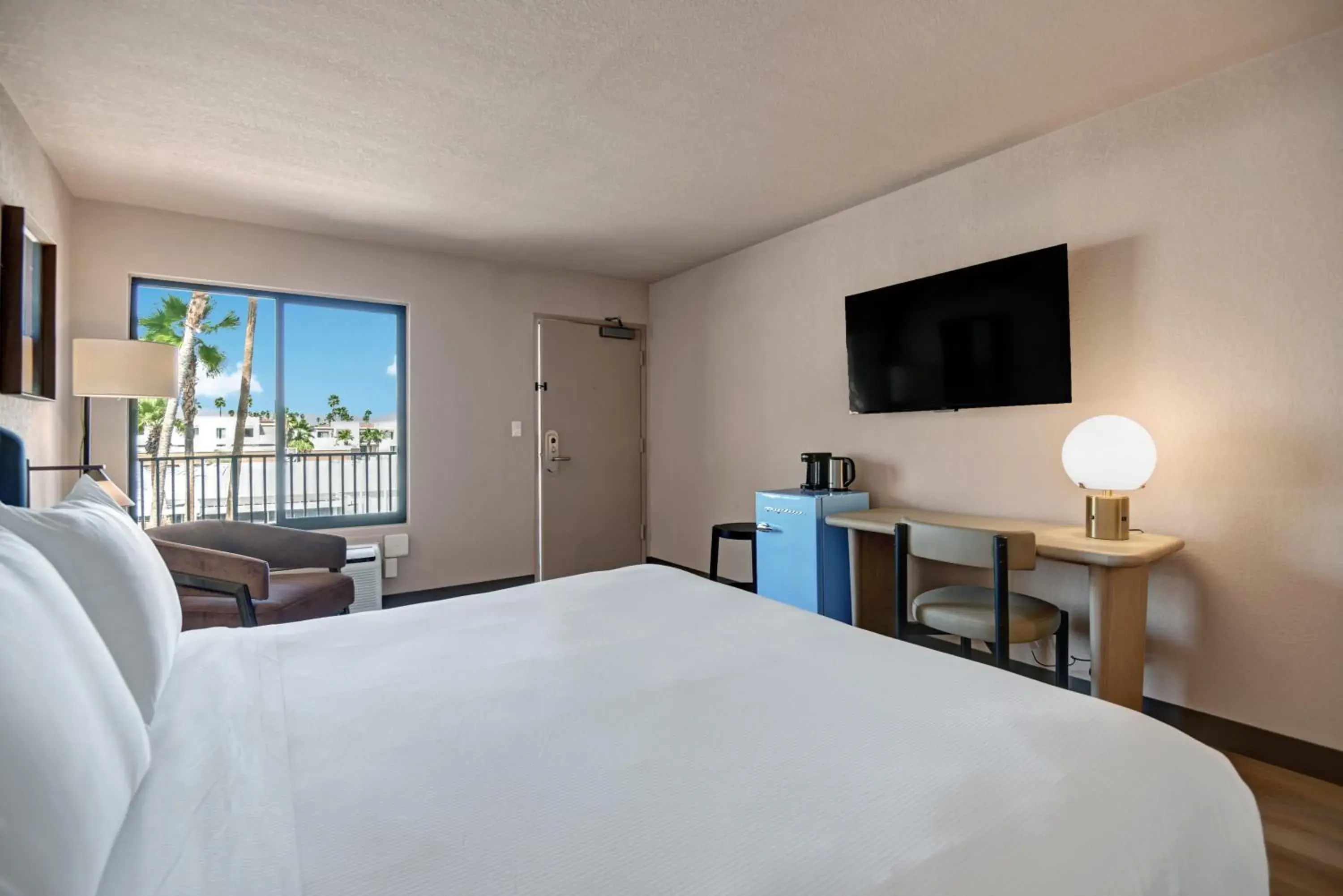 Deluxe King Room in The Dunes Hotel (Palm Springs) Deluxe King Room in The Dunes Hotel (Palm Springs)