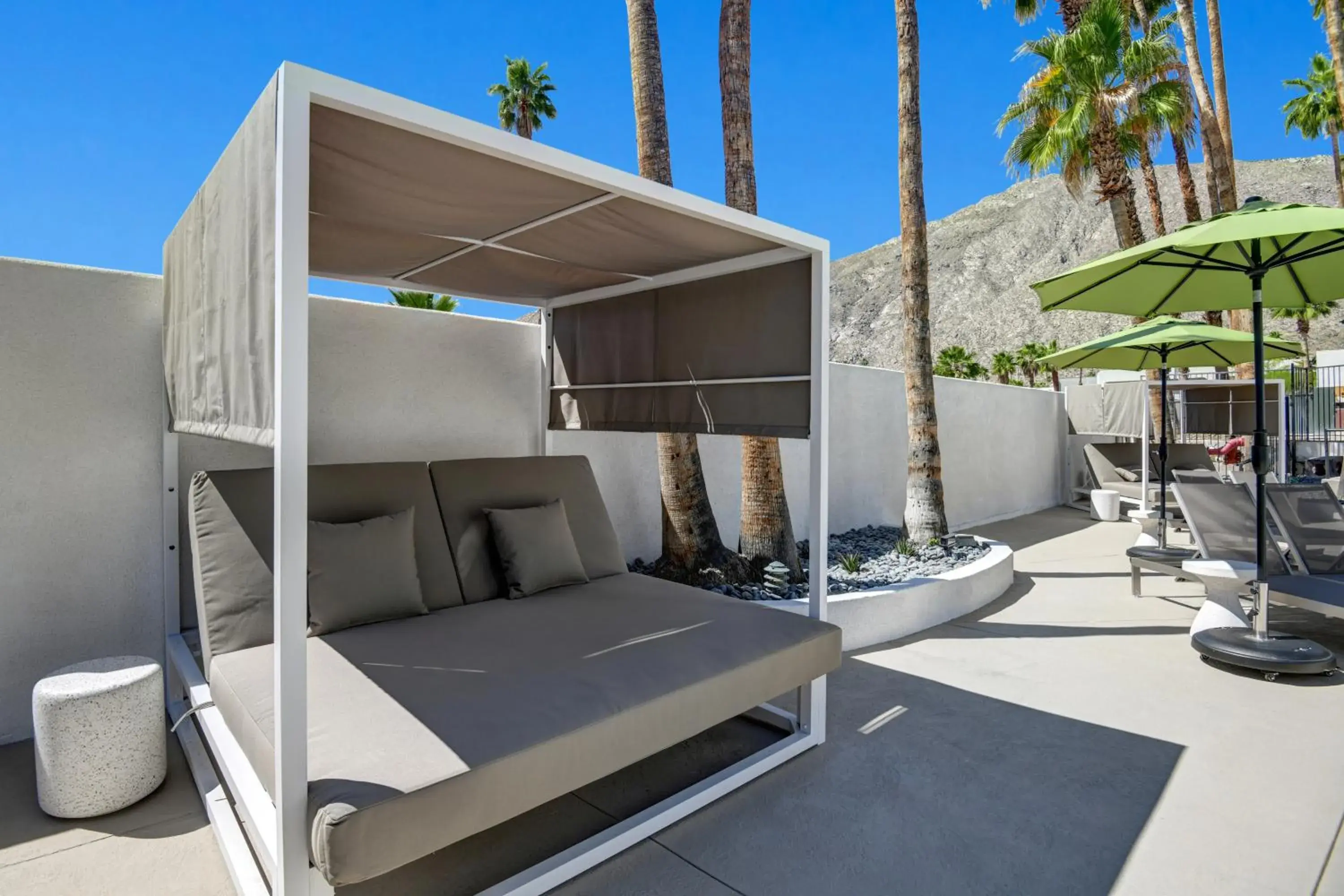 sunbed in The Dunes Hotel (Palm Springs) sunbed in The Dunes Hotel (Palm Springs)