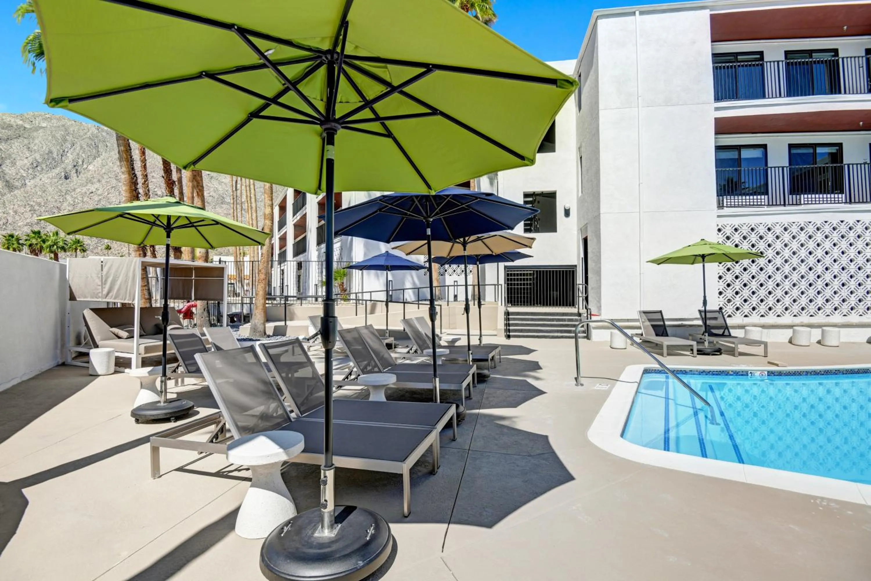 Swimming pool in The Dunes Hotel (Palm Springs)