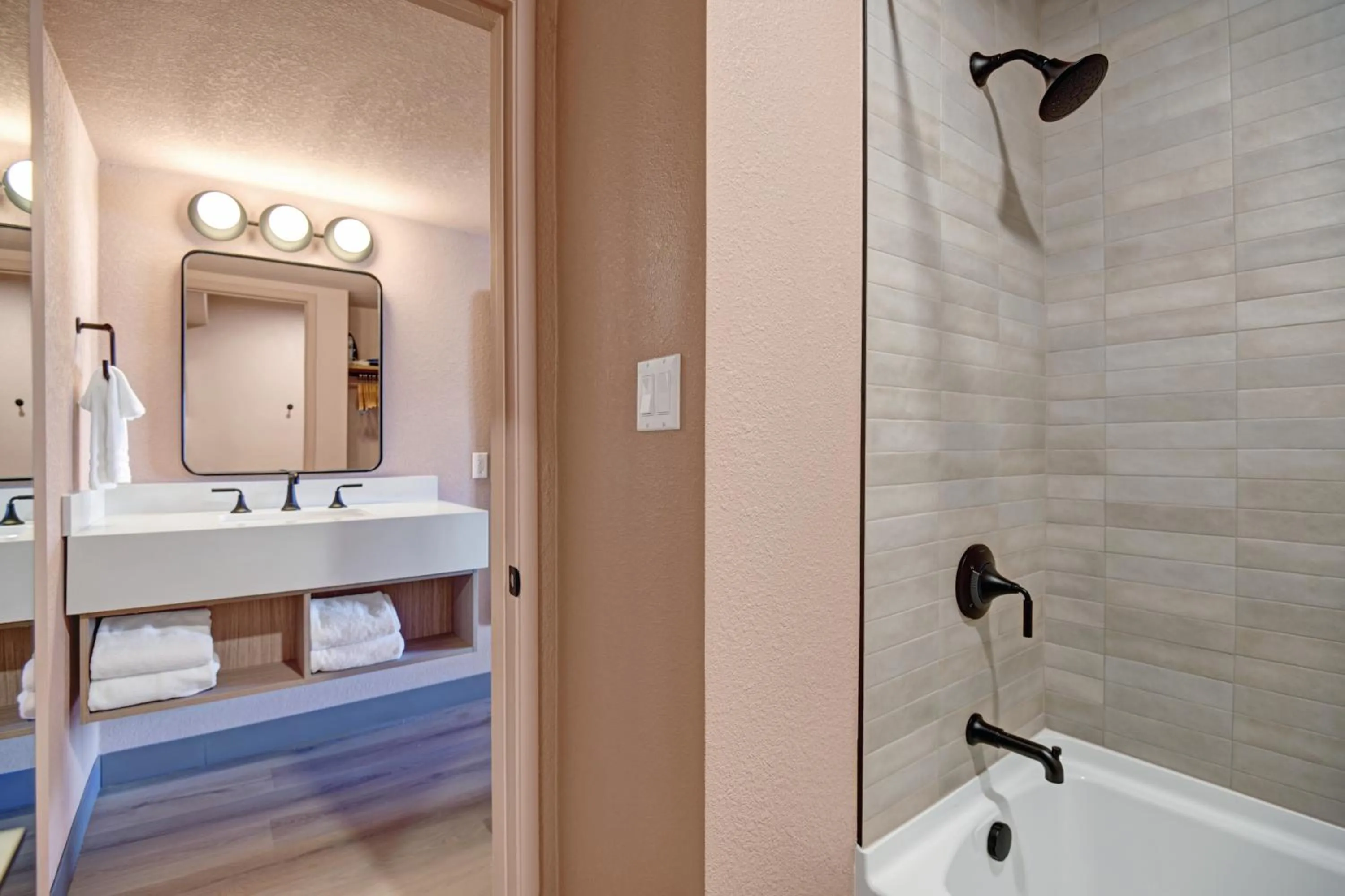 Shower in The Dunes Hotel (Palm Springs)