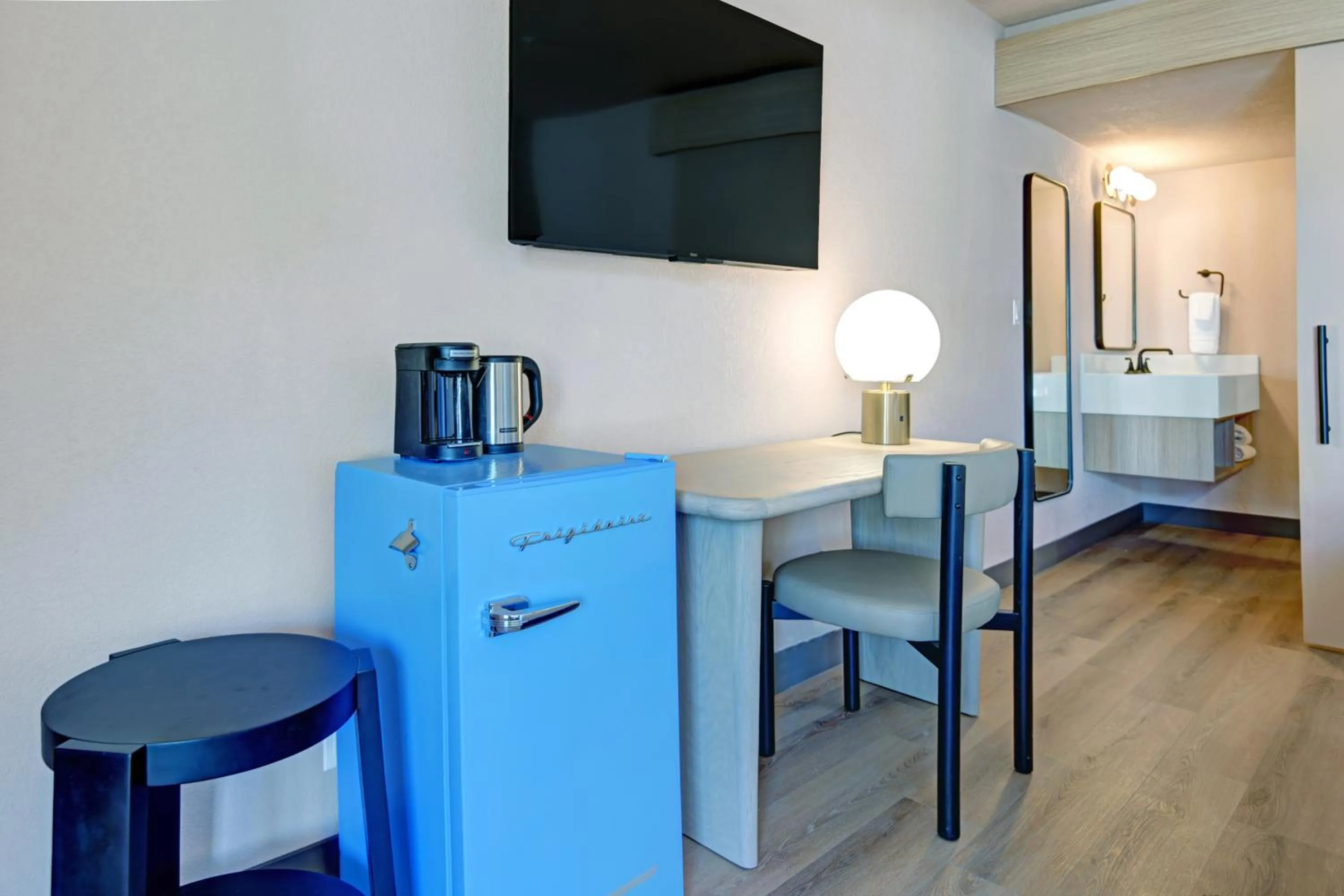 TV and multimedia, Bed in The Dunes Hotel (Palm Springs)