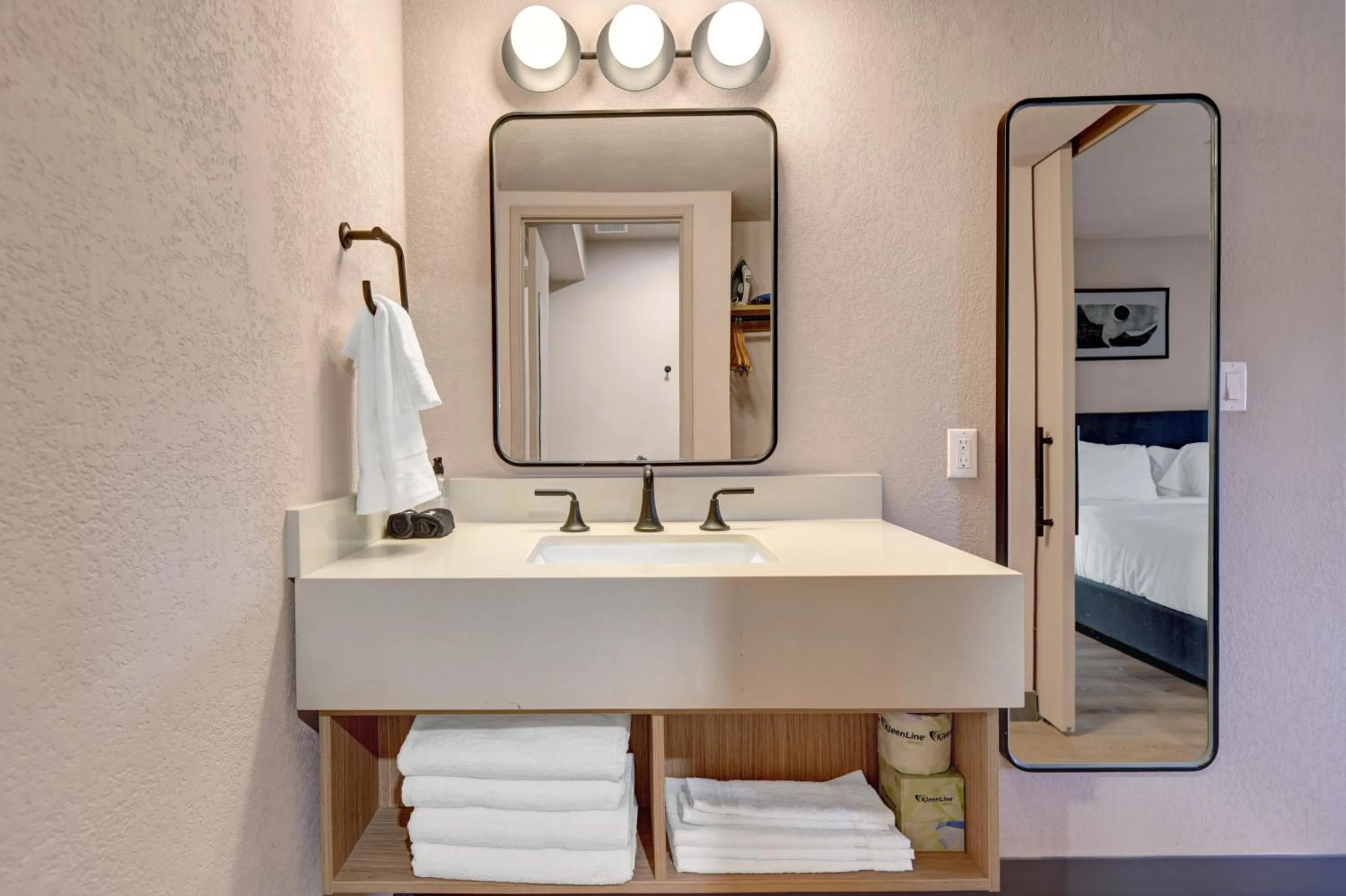 Bathroom in The Dunes Hotel (Palm Springs)