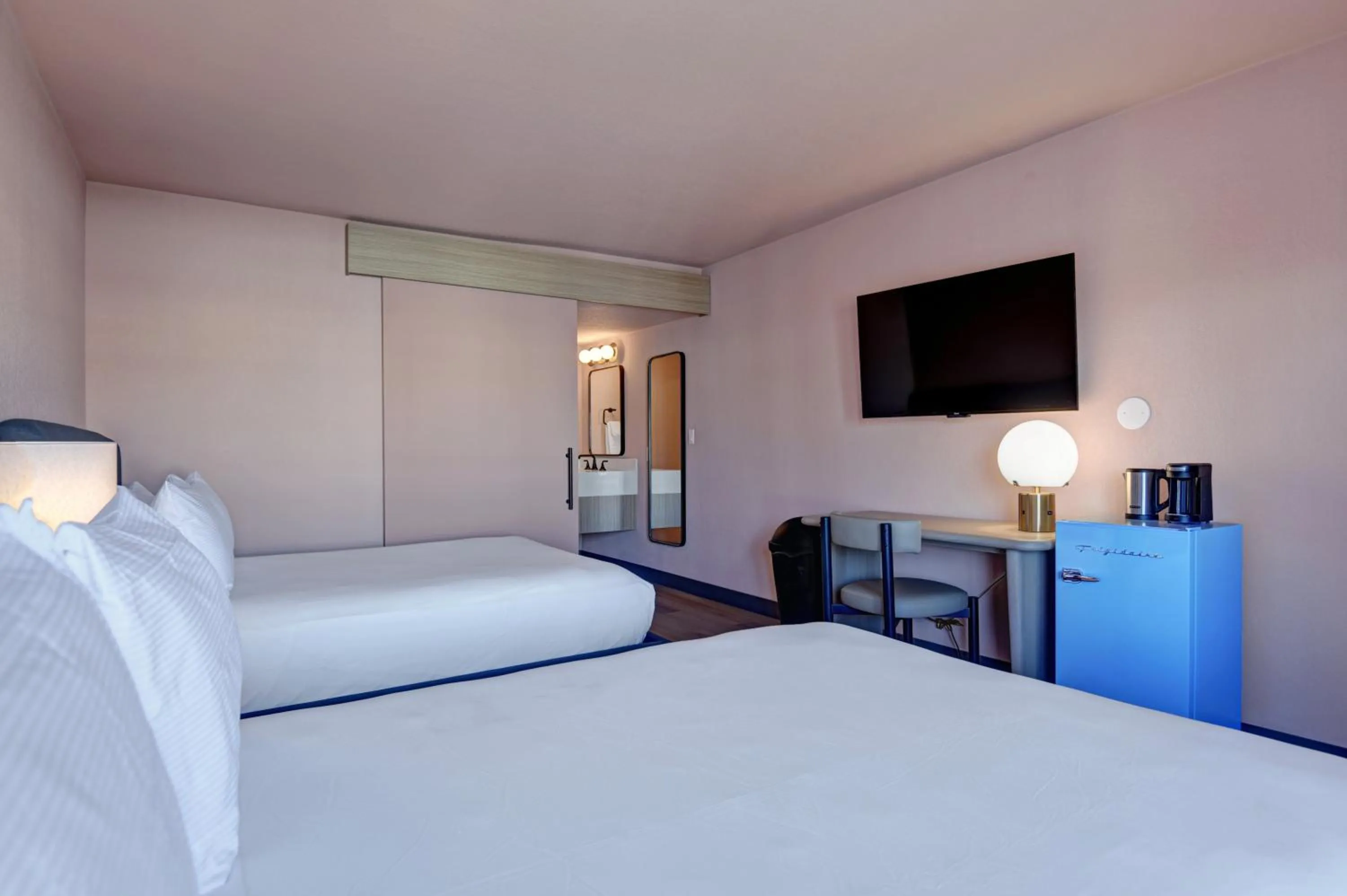 Bed in The Dunes Hotel (Palm Springs)