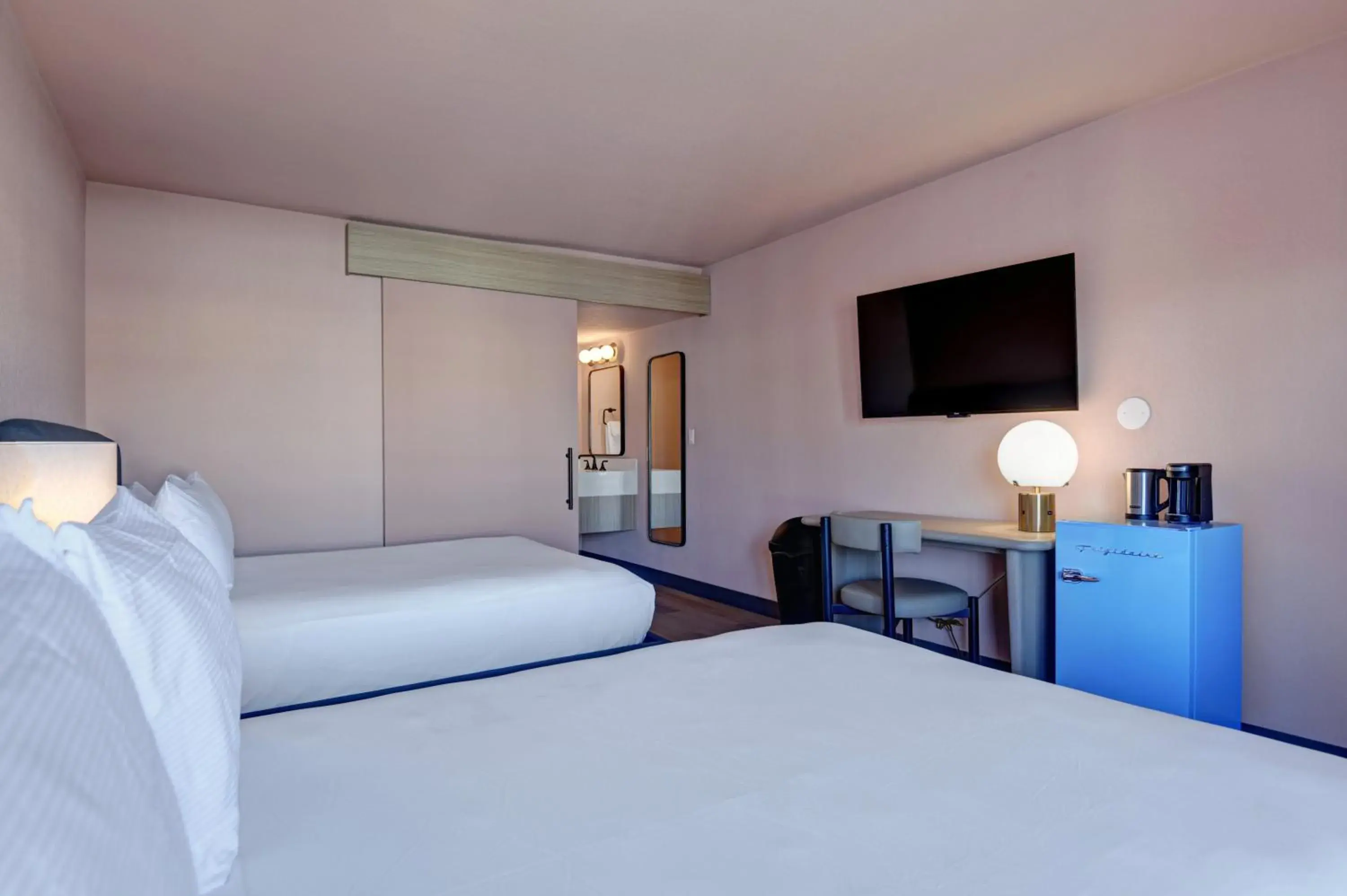 Bed in The Dunes Hotel (Palm Springs) Bed in The Dunes Hotel (Palm Springs)