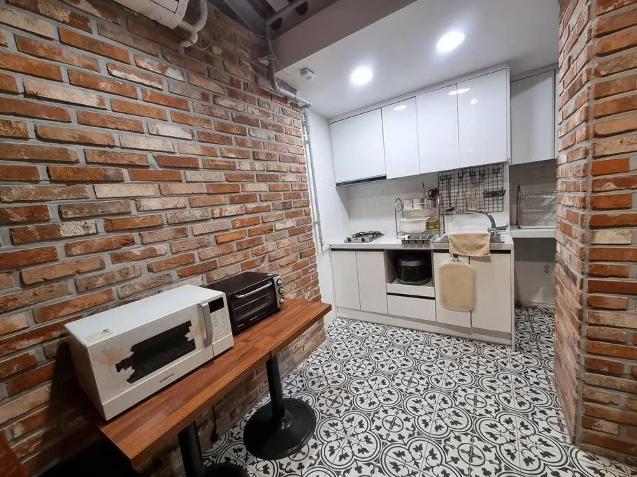 Kitchen or kitchenette in Bibimbap Hanok Guesthouse Gyeongbokgung