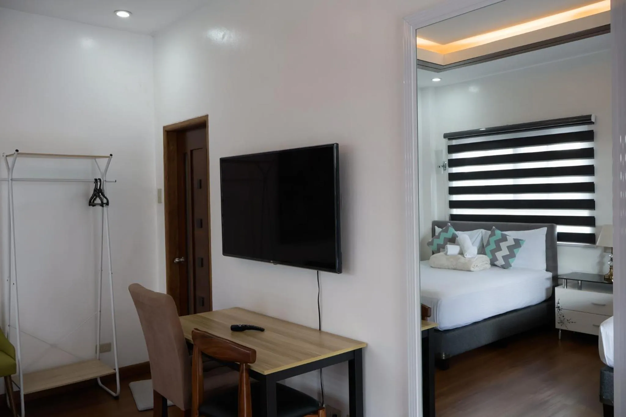 TV and multimedia, Bed in Teofely Gardens Resort near Tagaytay