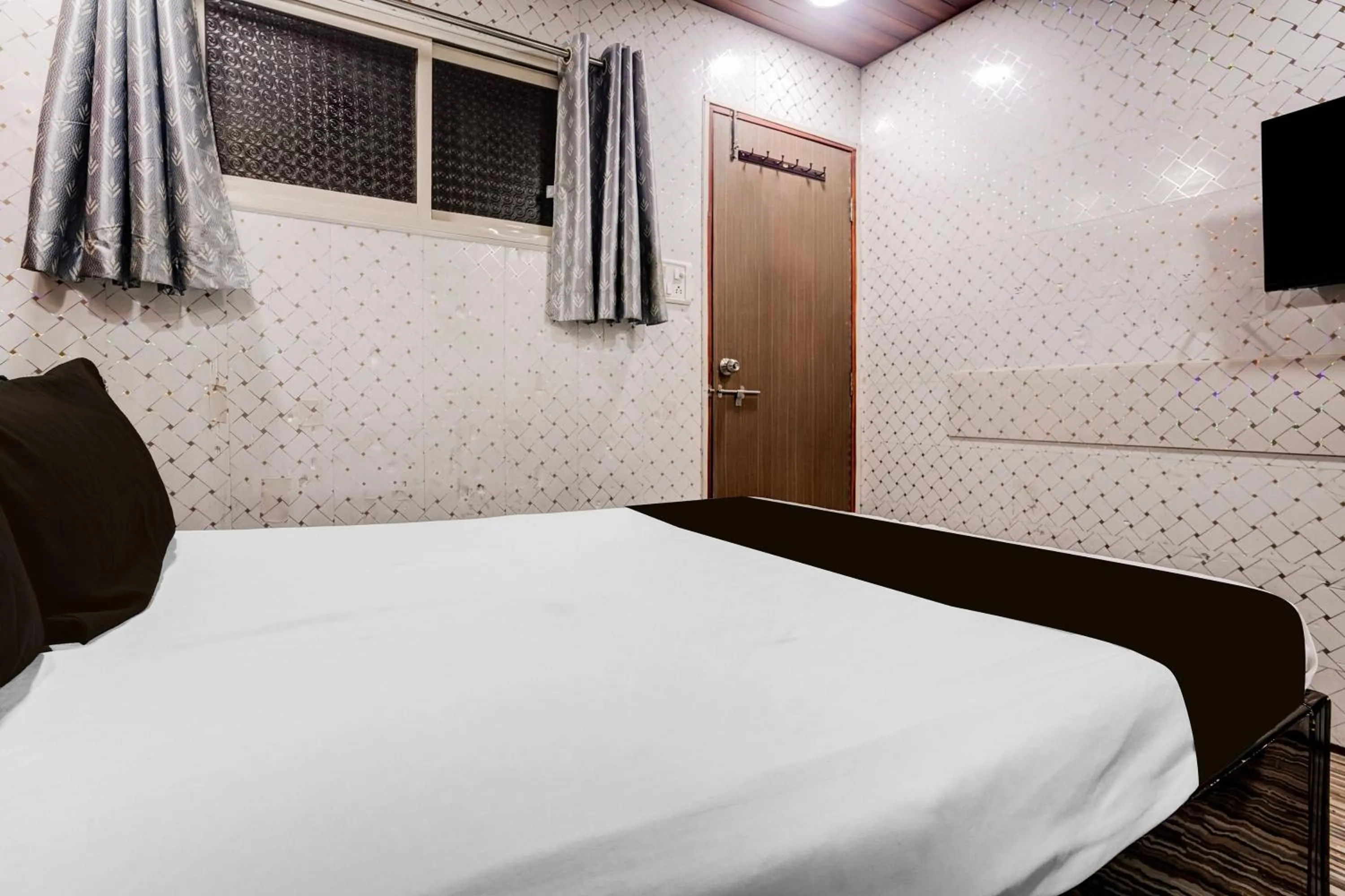 Bedroom, Bed in Super Hotel O Ulhasnagar Railway Junction Formerly Garden Inn