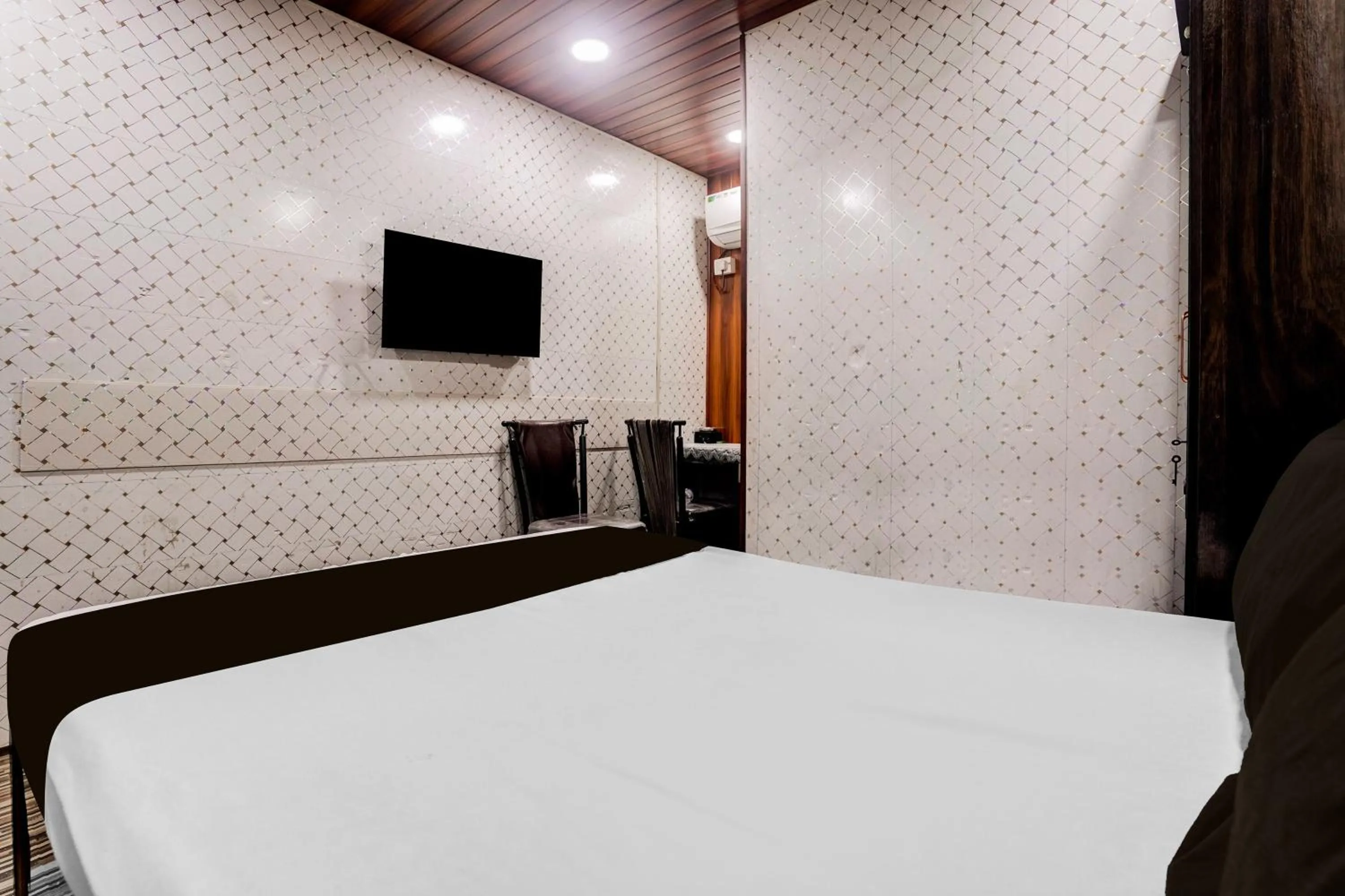 Bedroom, Bed in Super Hotel O Ulhasnagar Railway Junction Formerly Garden Inn