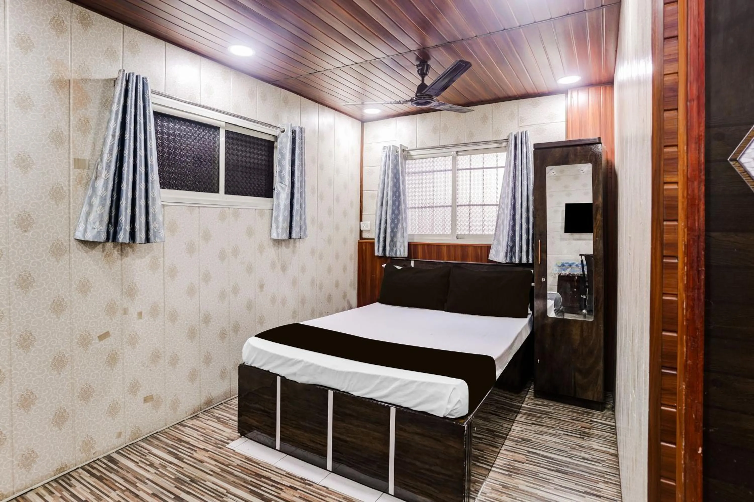 Bedroom, Bed in Super Hotel O Ulhasnagar Railway Junction Formerly Garden Inn