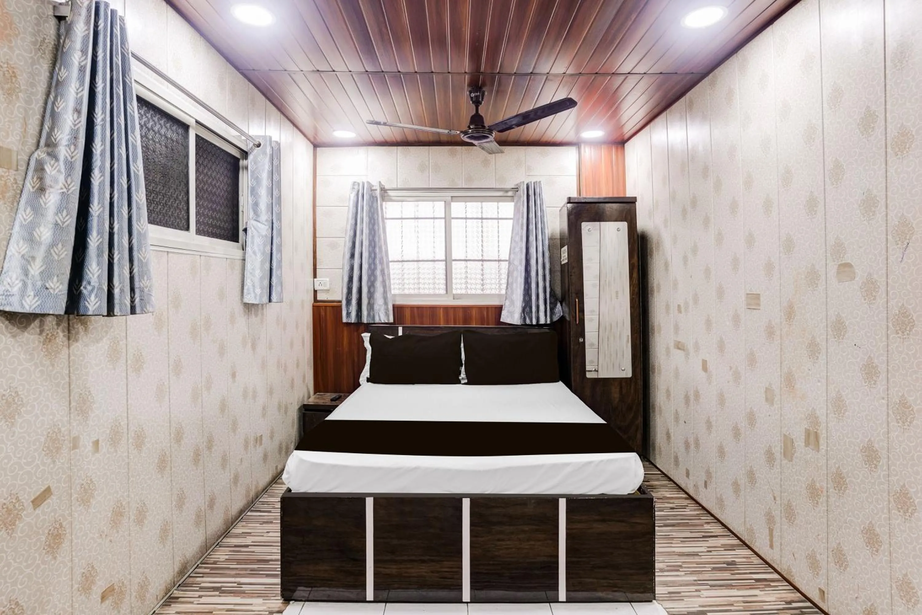 Bedroom, Bed in Super Hotel O Ulhasnagar Railway Junction Formerly Garden Inn