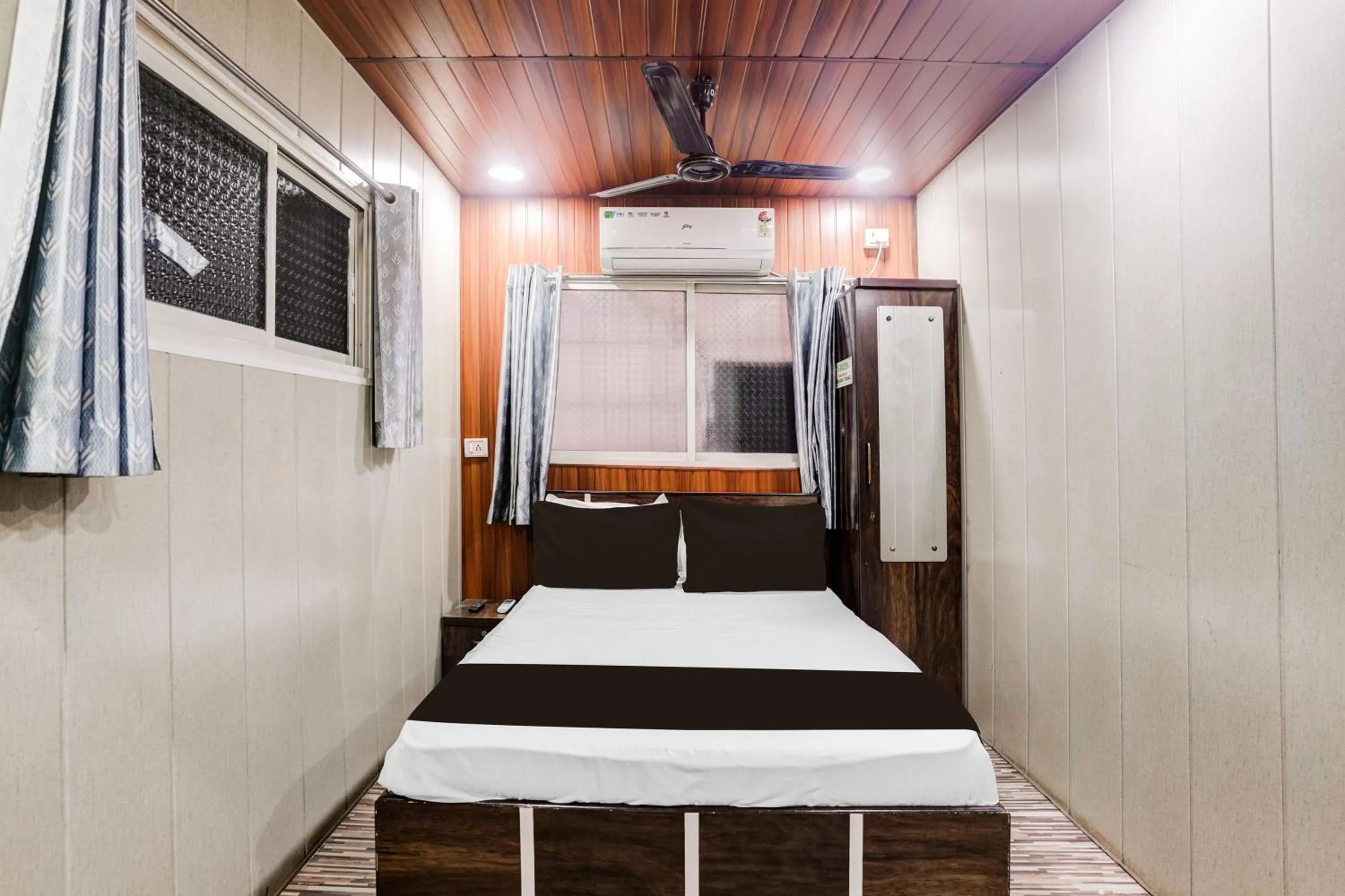 Bedroom, Bed in Super Hotel O Ulhasnagar Railway Junction Formerly Garden Inn