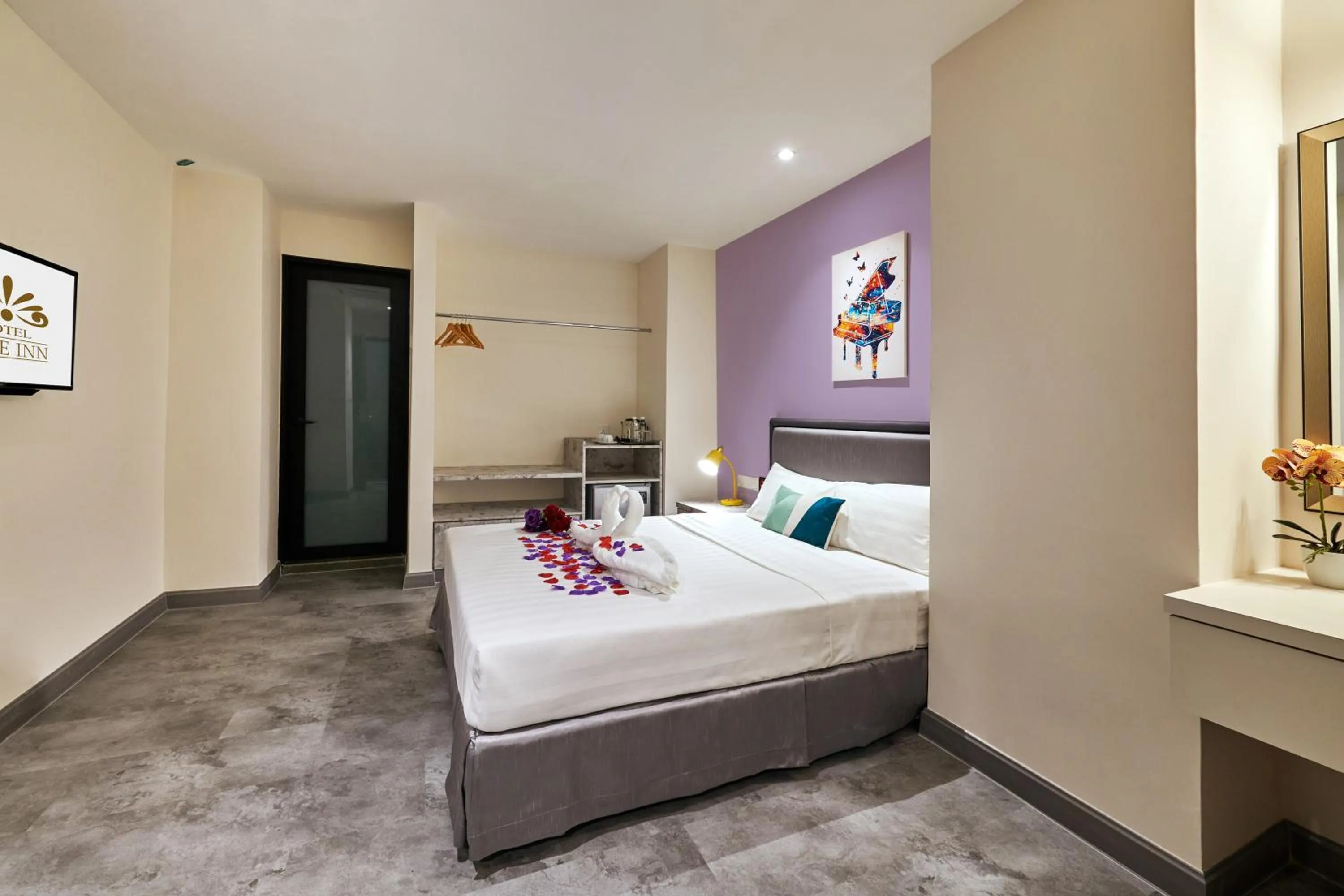 Bed in PJ De Inn Hotel