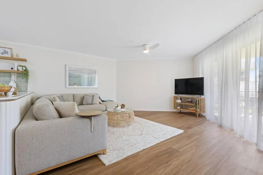 TV and multimedia in Luxury on the Beach Surfside Resort -Sunshine Coast