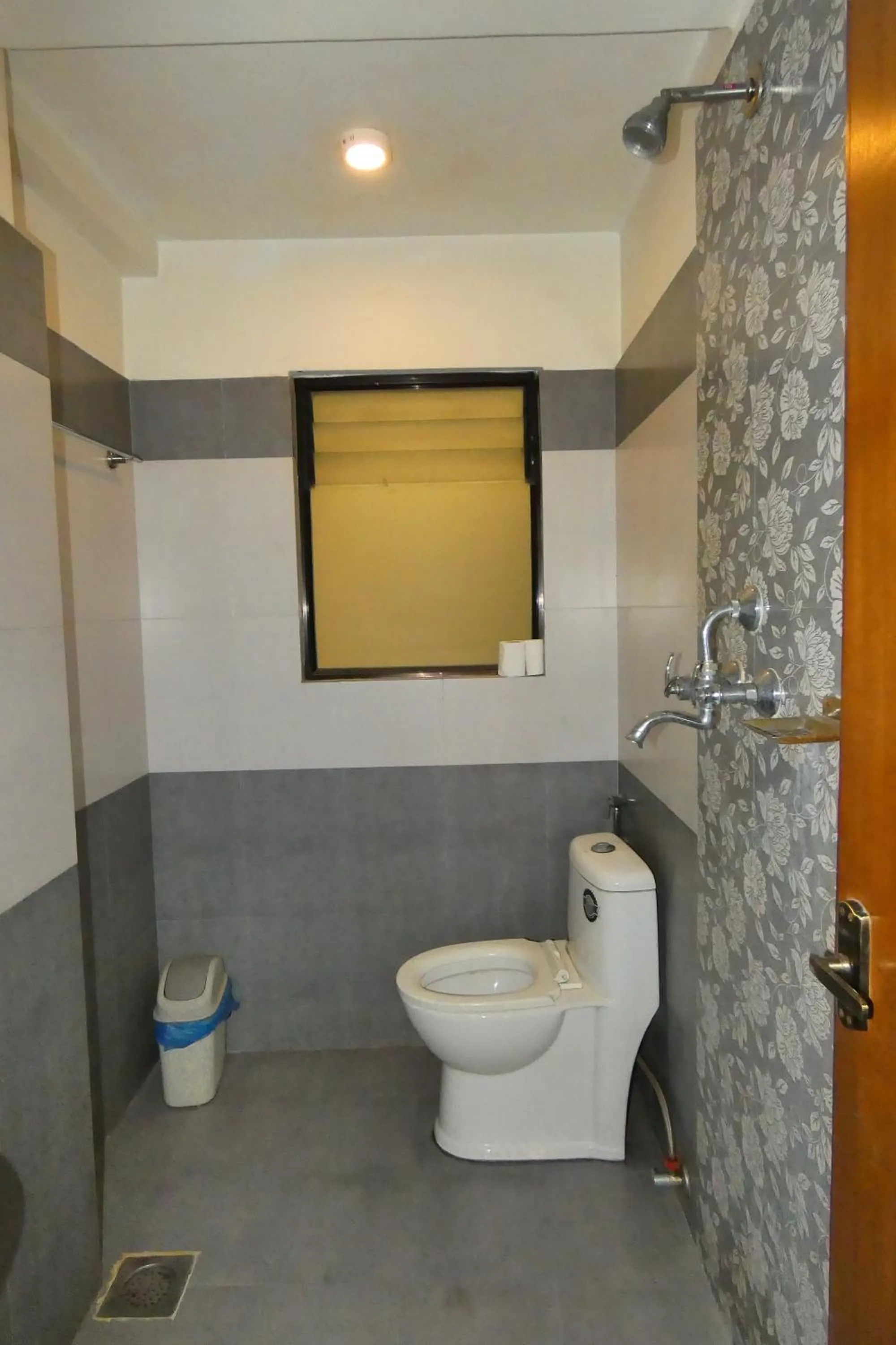 Twin Room with Private Bathroom in Paradise Guest House