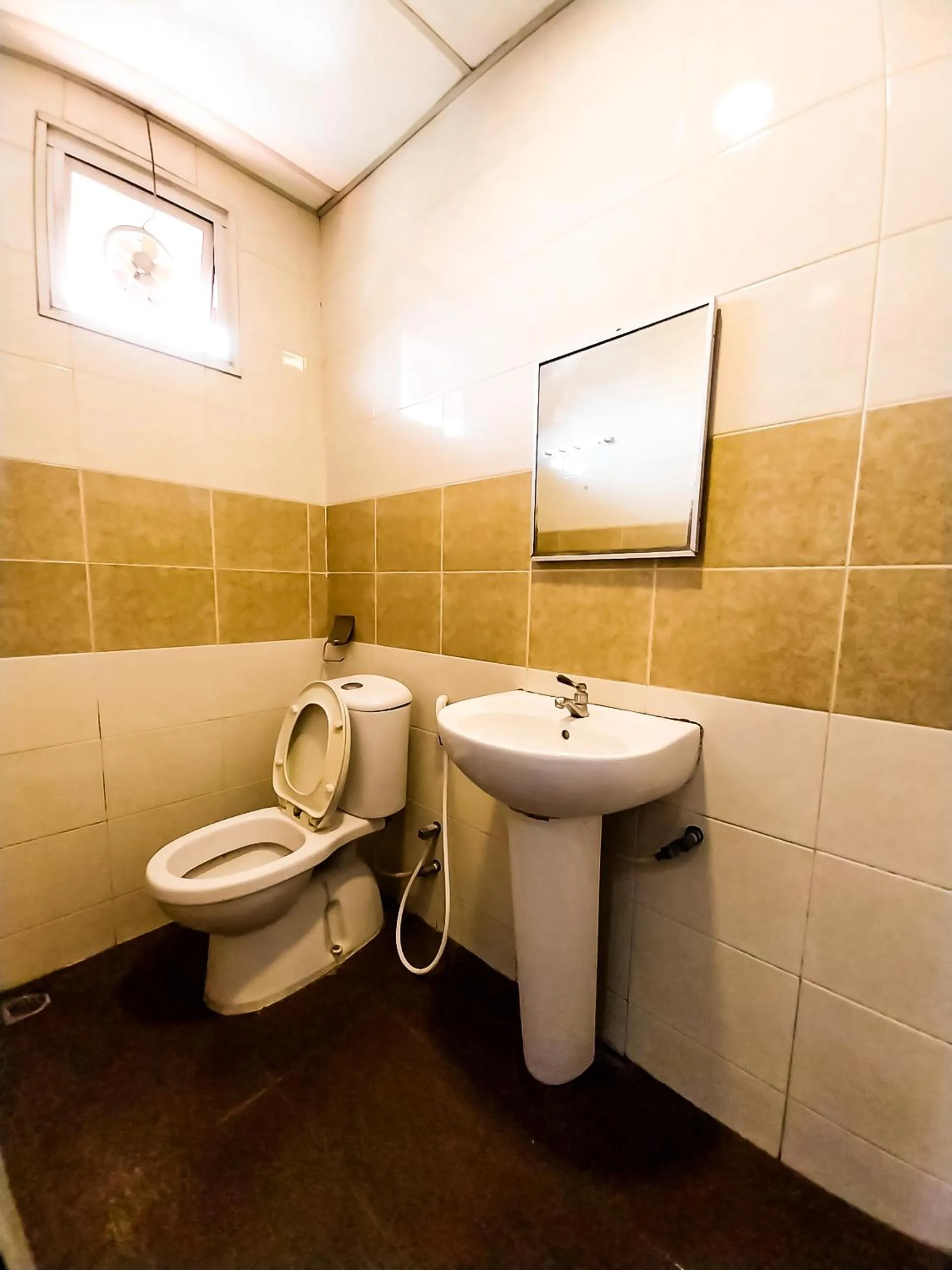 Toilet in MB Budget Hotel