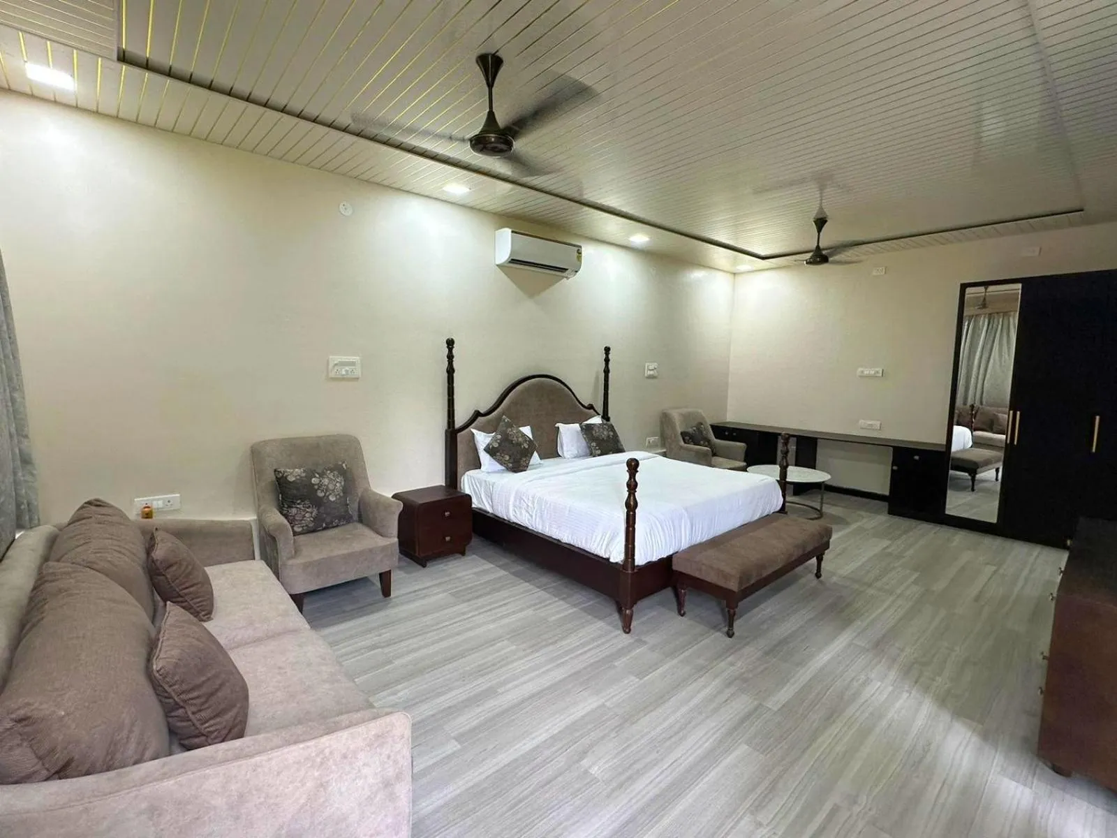 Bed in ELIVAAS 6 BHK Farmstay with Pvt Pool & Garden - Esh