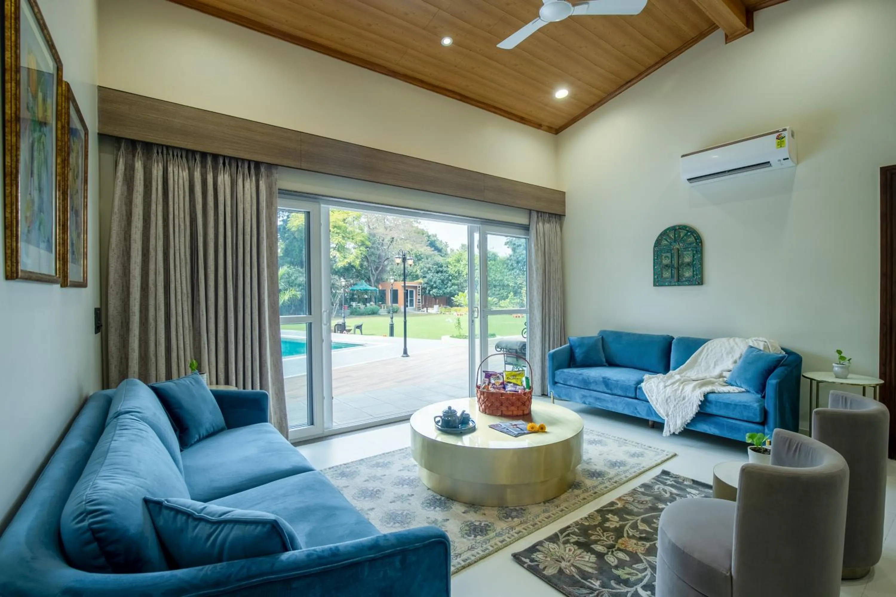 Living room in ELIVAAS 6 BHK Farmstay with Pvt Pool & Garden - Esh