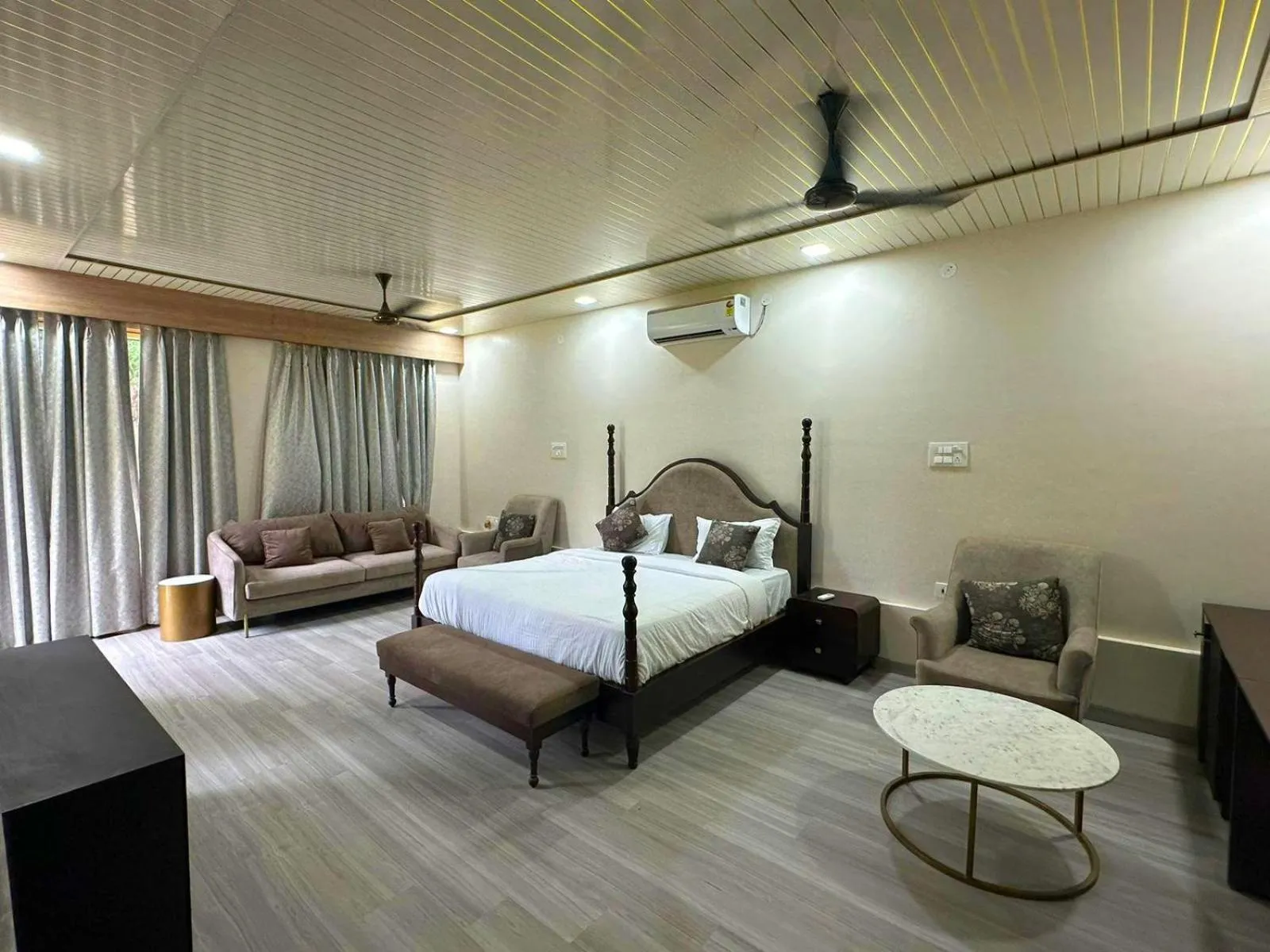 Bed in ELIVAAS 6 BHK Farmstay with Pvt Pool & Garden - Esh