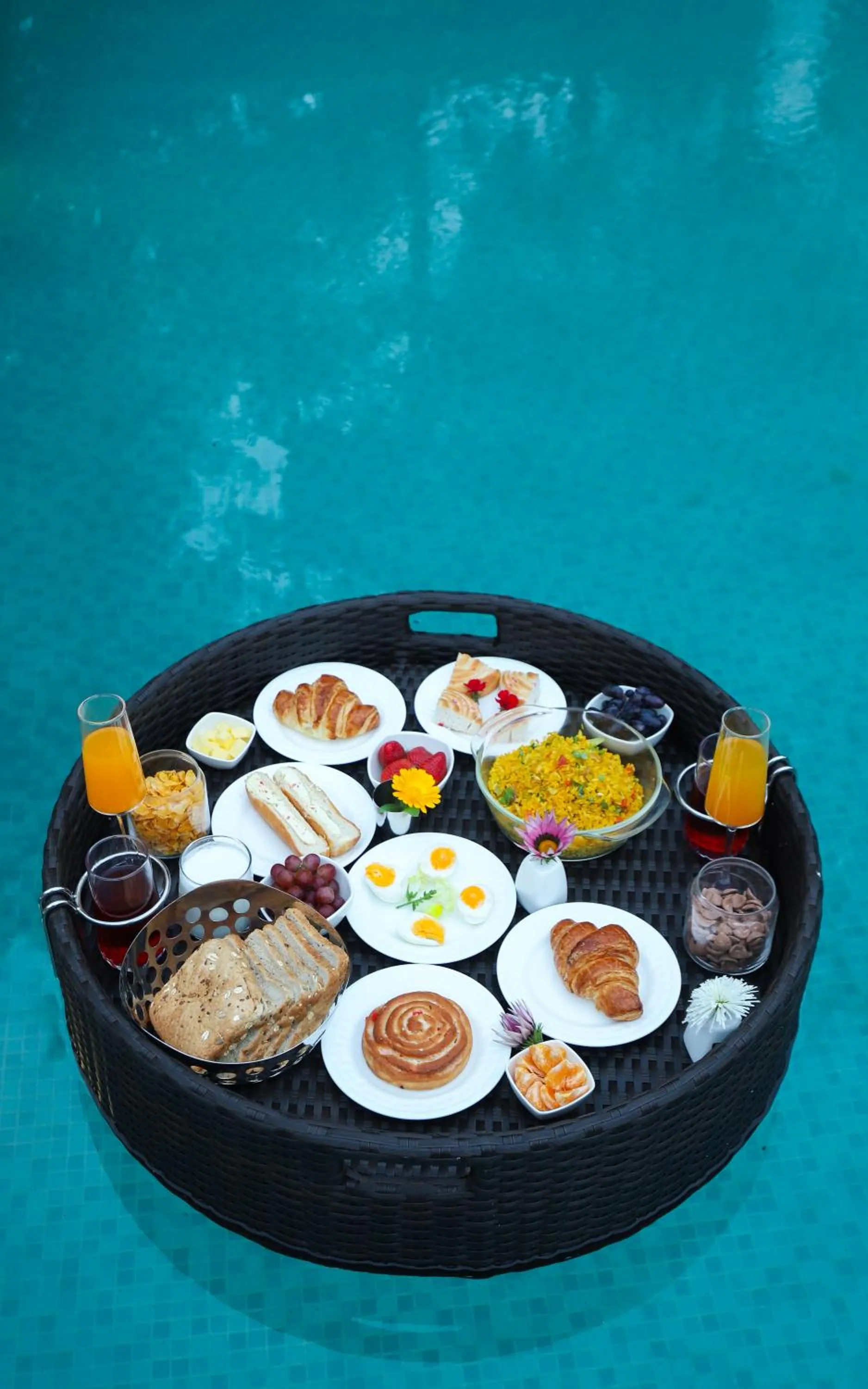 Food and drinks in ELIVAAS 6 BHK Farmstay with Pvt Pool & Garden - Esh