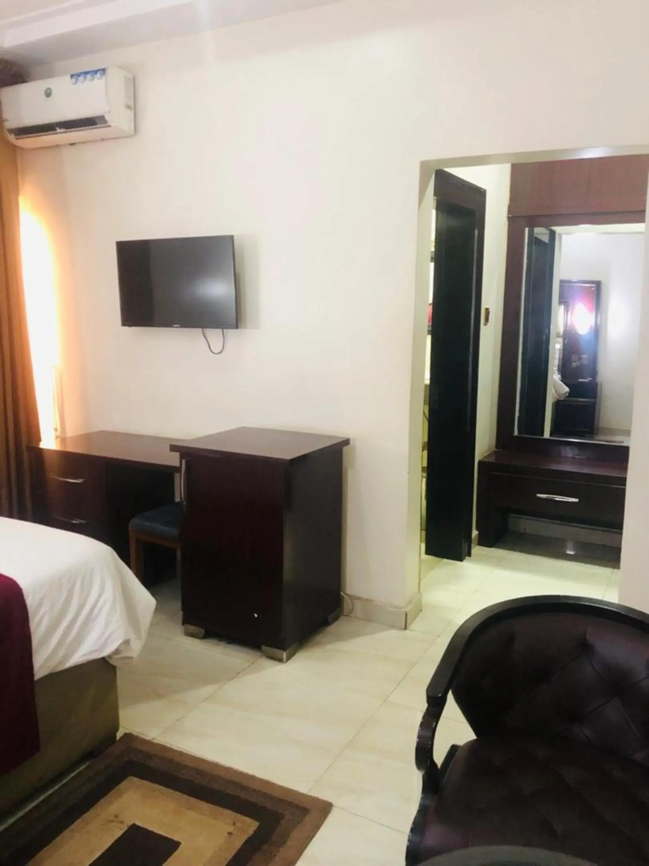 Photo of the whole room, Bed in MCLORRETS SUITES Photo of the whole room, Bed in MCLORRETS SUITES