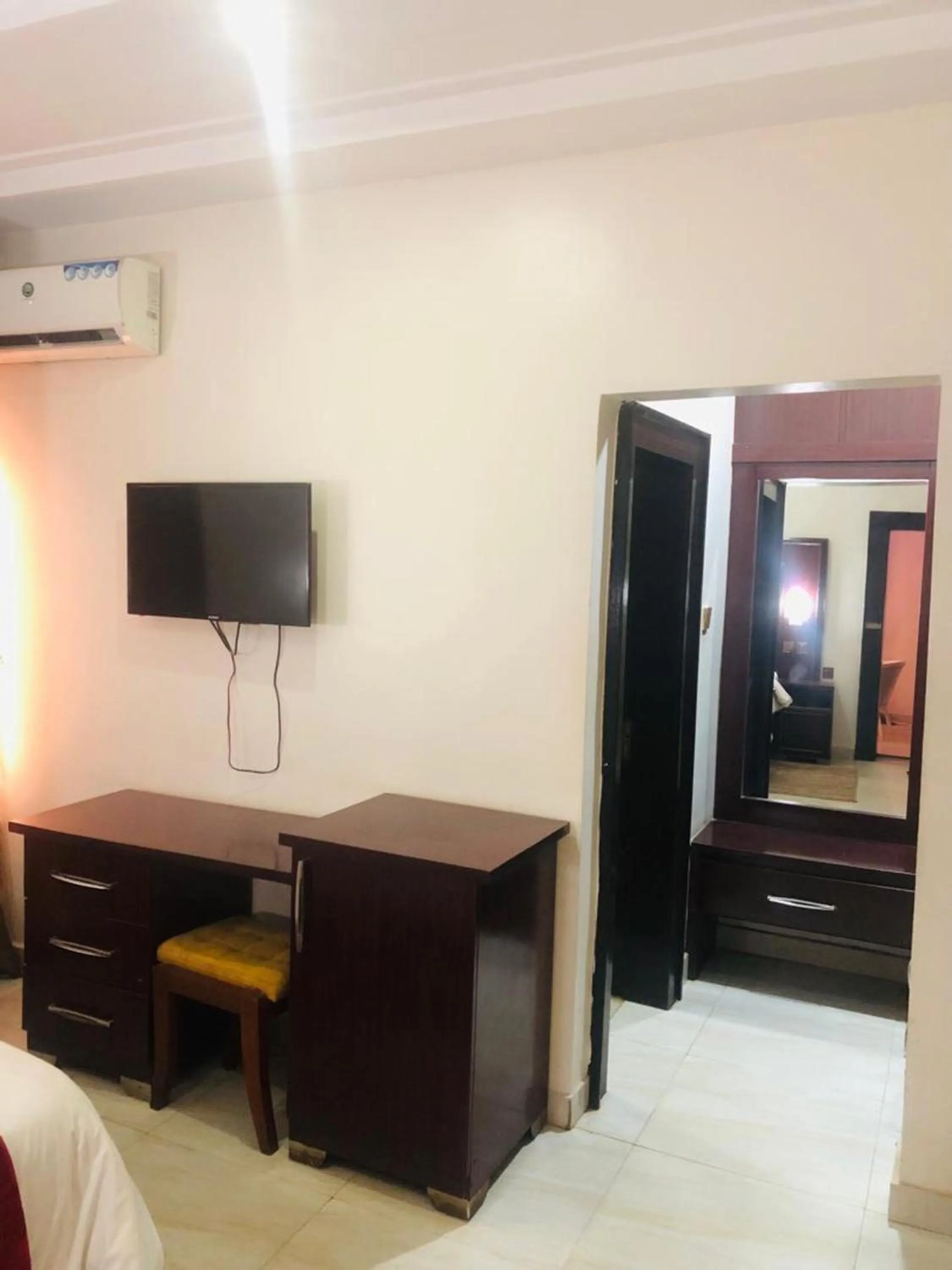 Bedroom in MCLORRETS SUITES