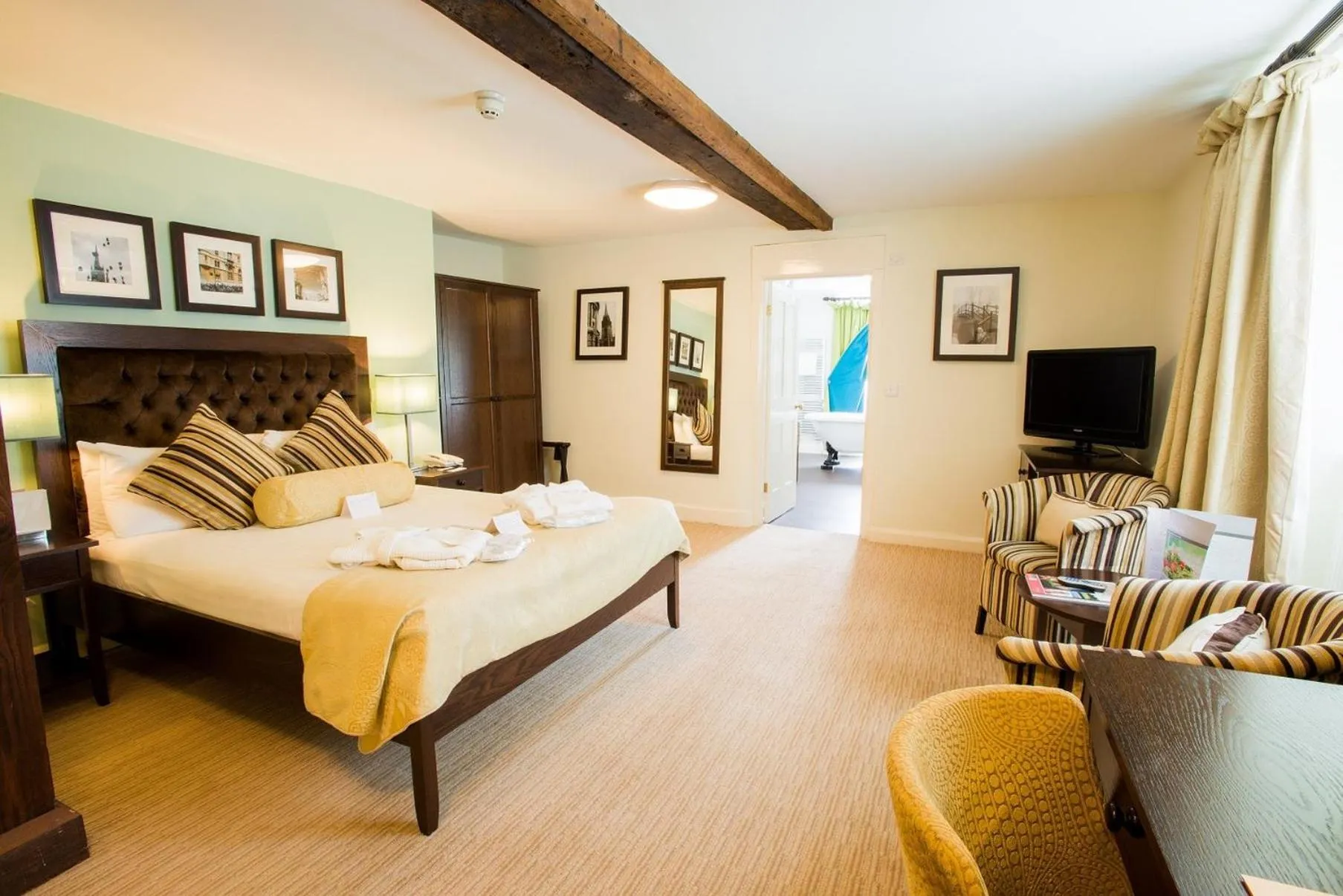 Photo of the whole room, Bed in voco Oxford Spires by IHG