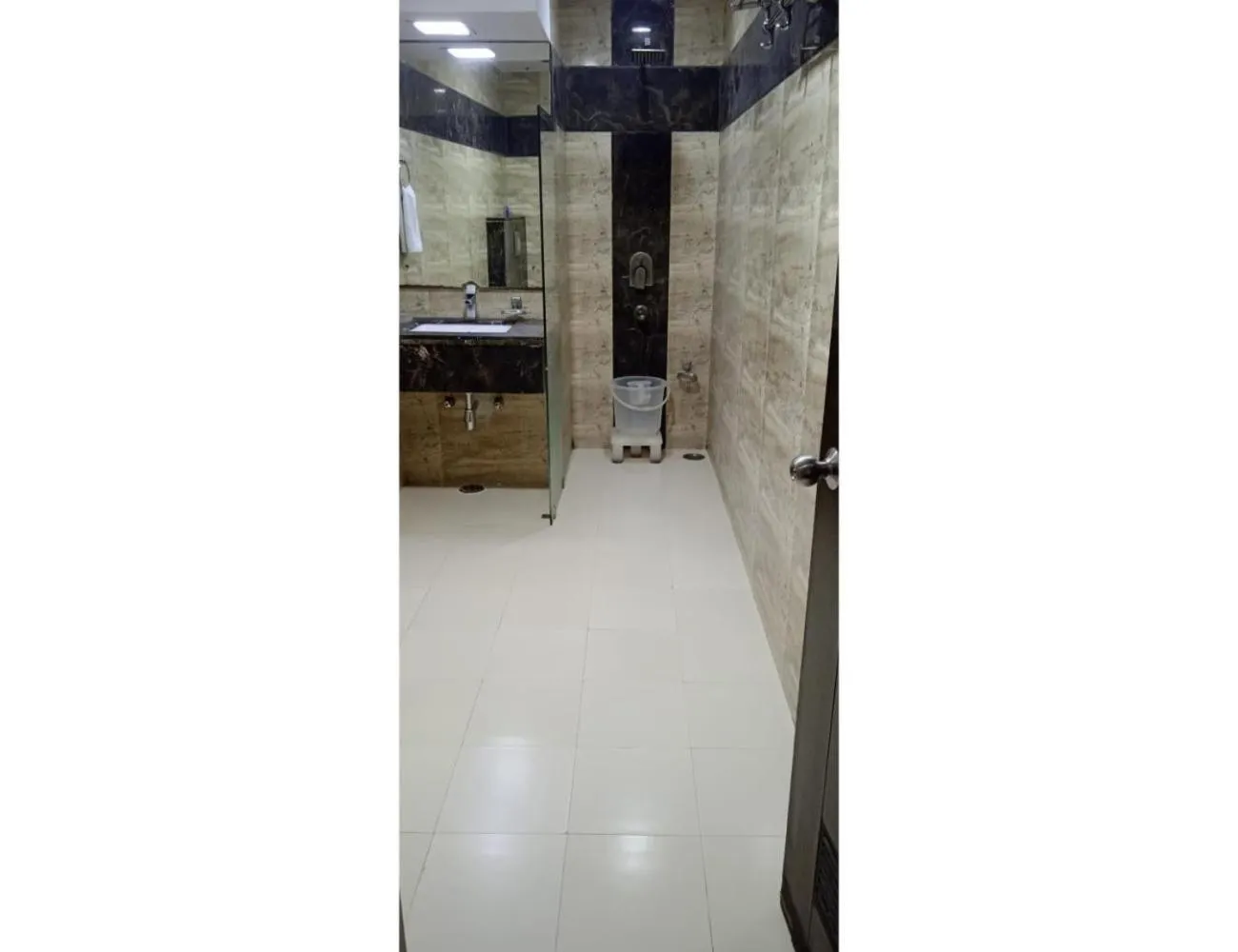 Bathroom in Hotel Blue Sapphire, Agra
