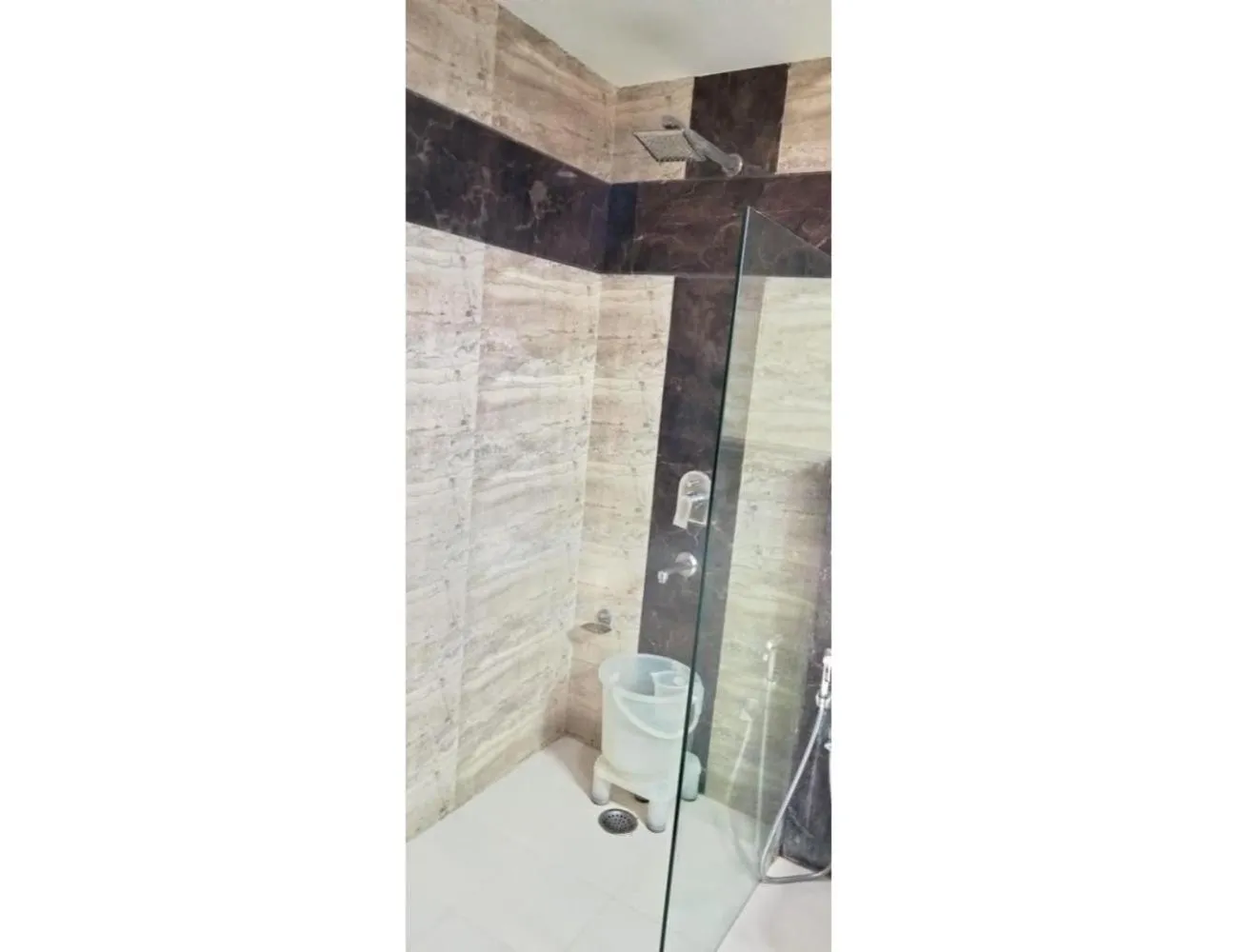 Shower in Hotel Blue Sapphire, Agra